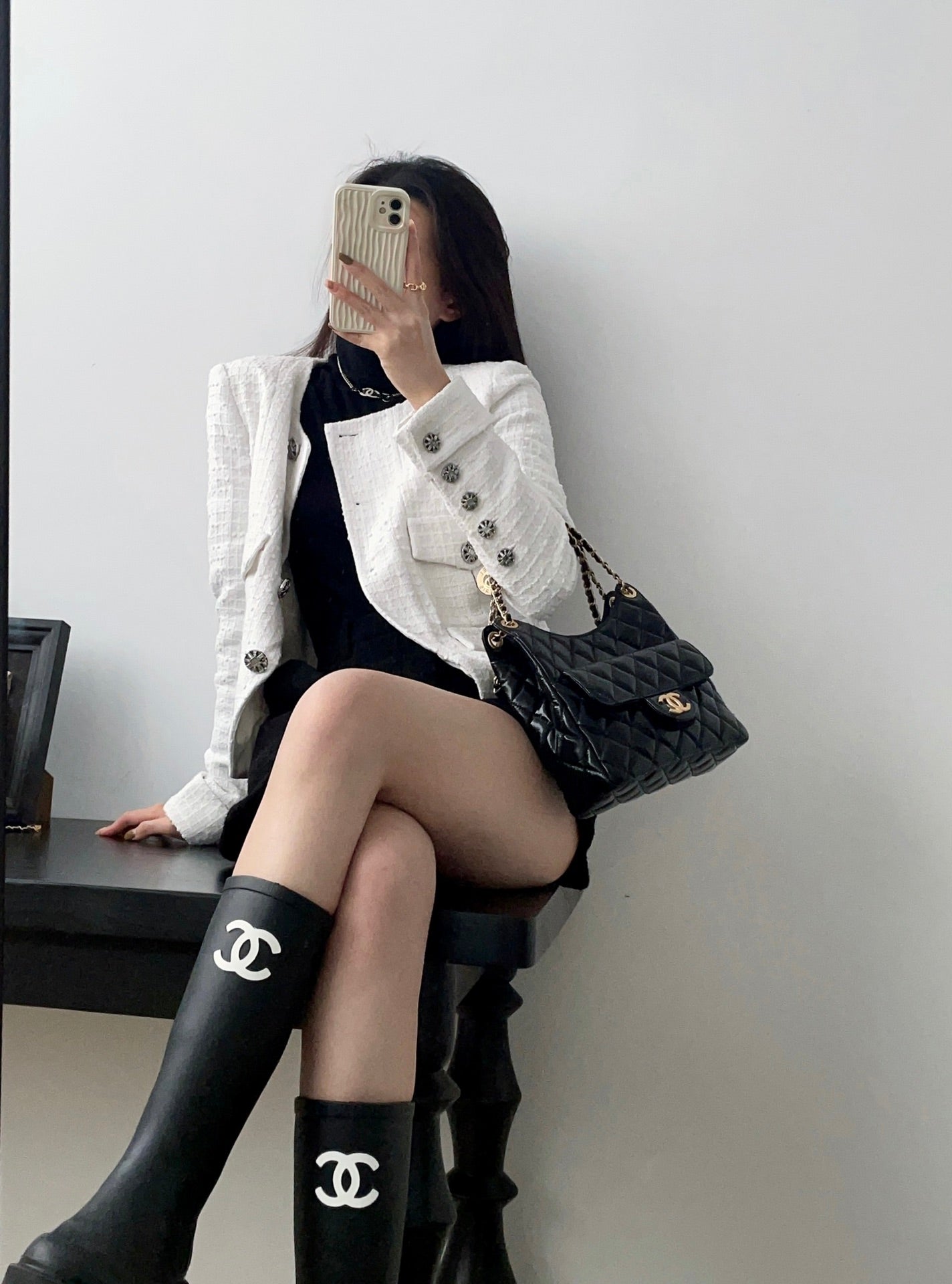 小香家-2023早春系列 Hobo嬉皮包 中號 黑色 上身圖