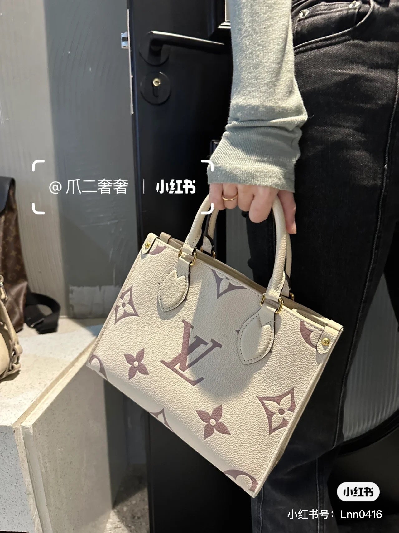 M46833 路L家-OnTheGo PM 托特購物包 白色