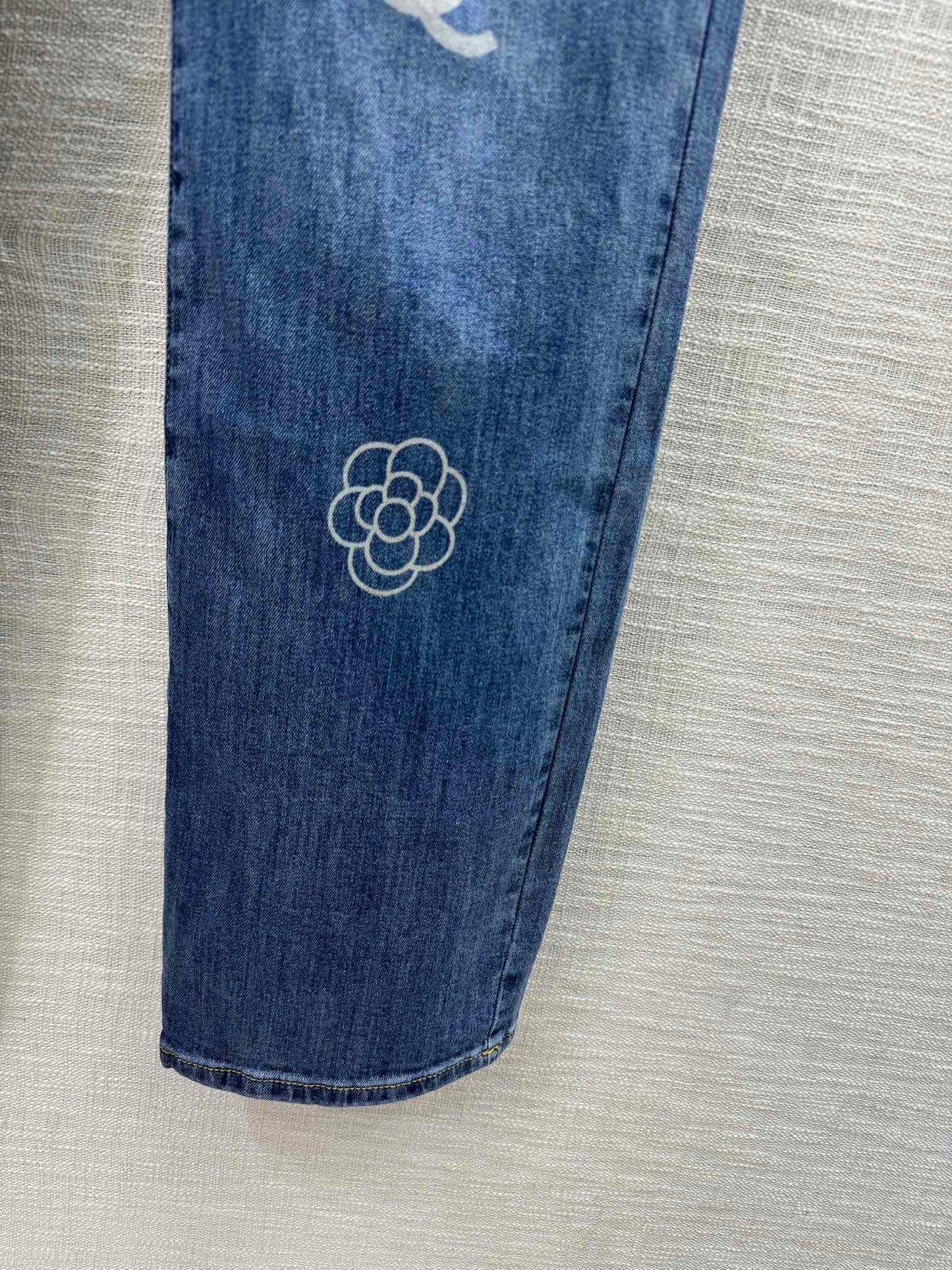 小香家-2404 山茶花logo直筒牛仔褲