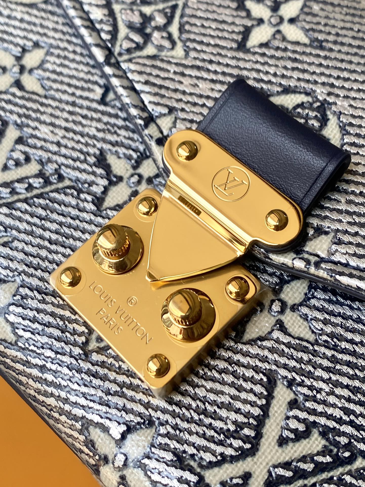 M22834 路L家-Pochette Métis East West 手袋