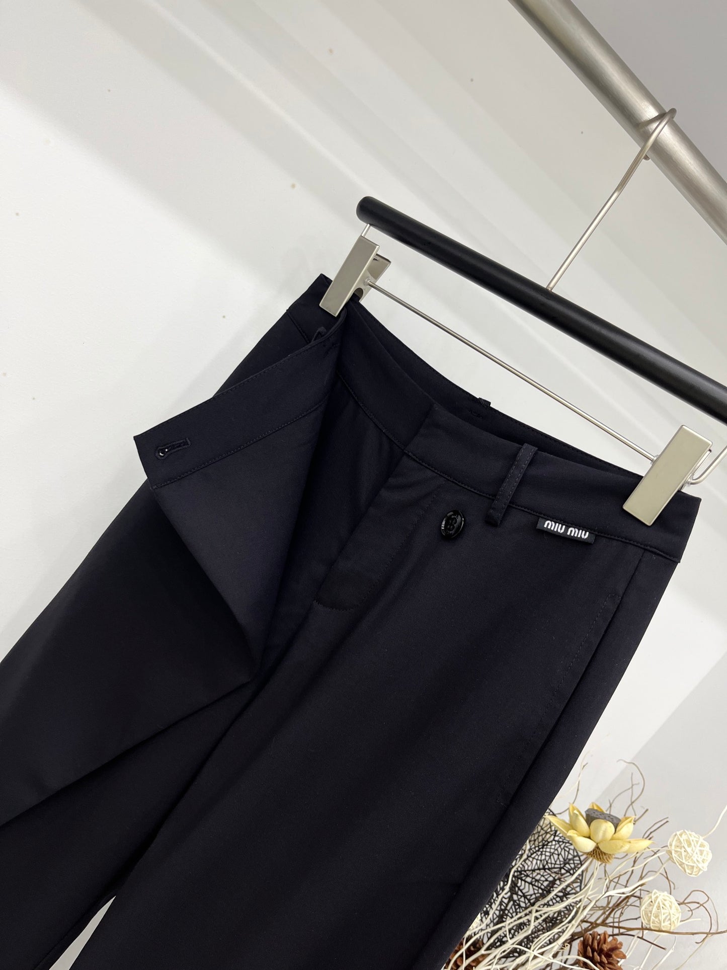 穆M家-2404 24新款斜扣式西褲 黑色