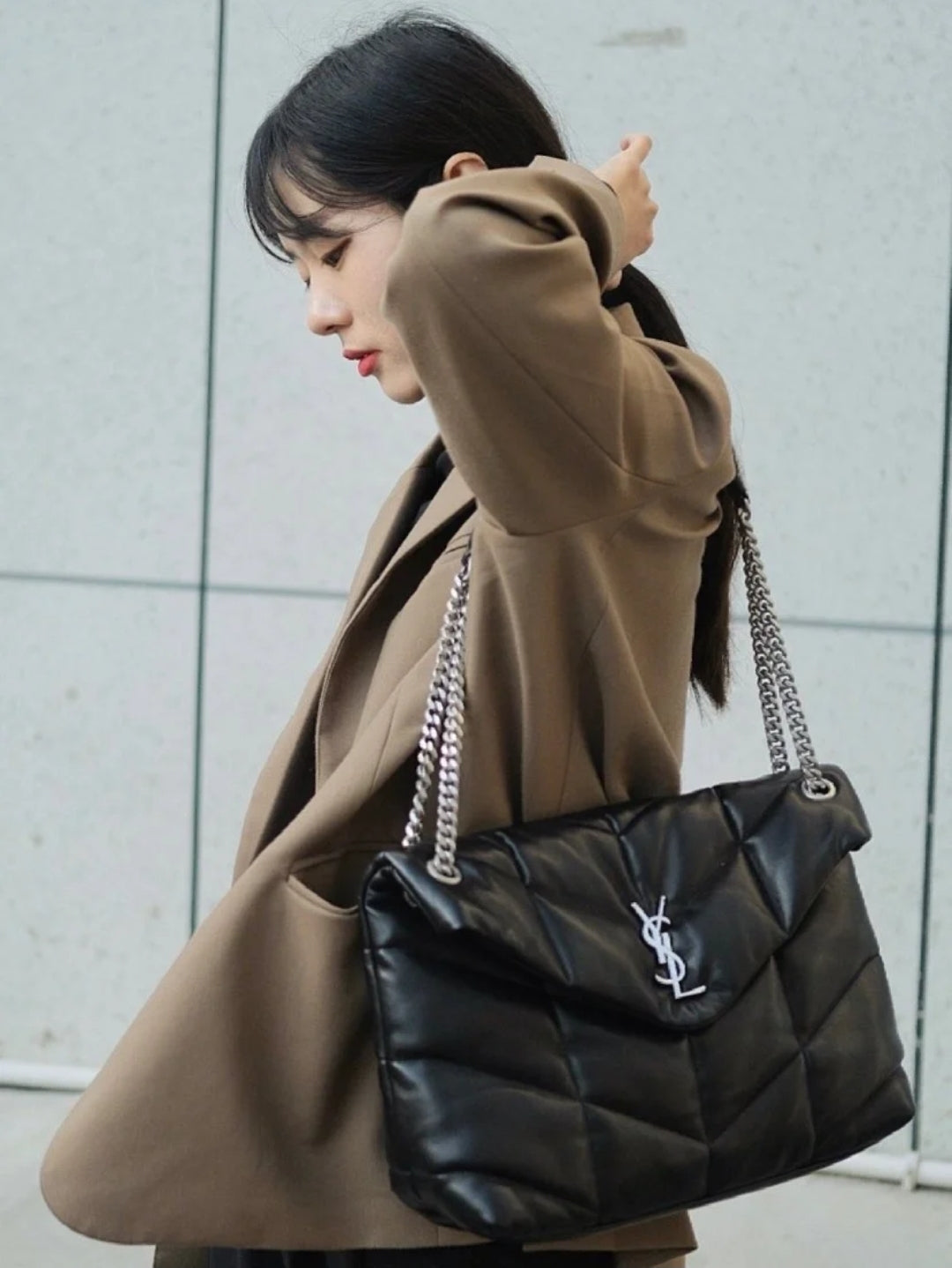 聖Y羅-Loulou Puffer 35cm 絎縫小羊皮雲朵包 黑色銀扣 上身圖