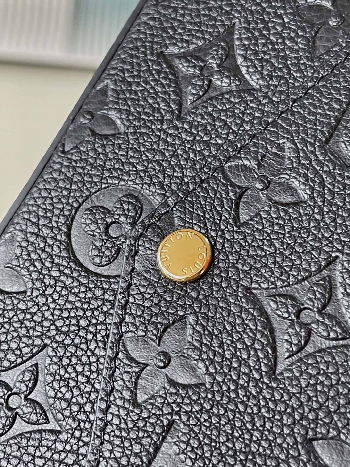 M64064 路L家-Pochette Felicie Empreinte壓紋斜背包 黑色