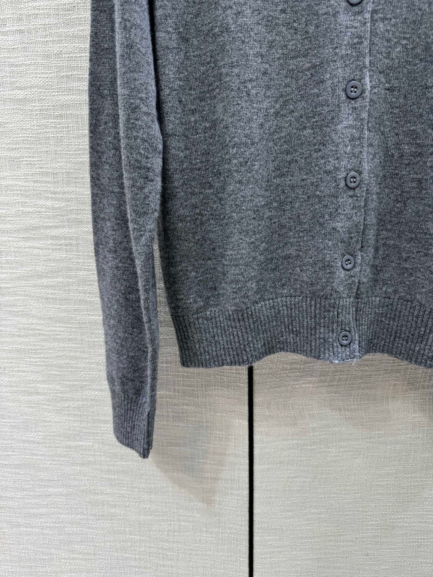 穆M家-2404 愛心刺繡logo針織開襟衫 灰色