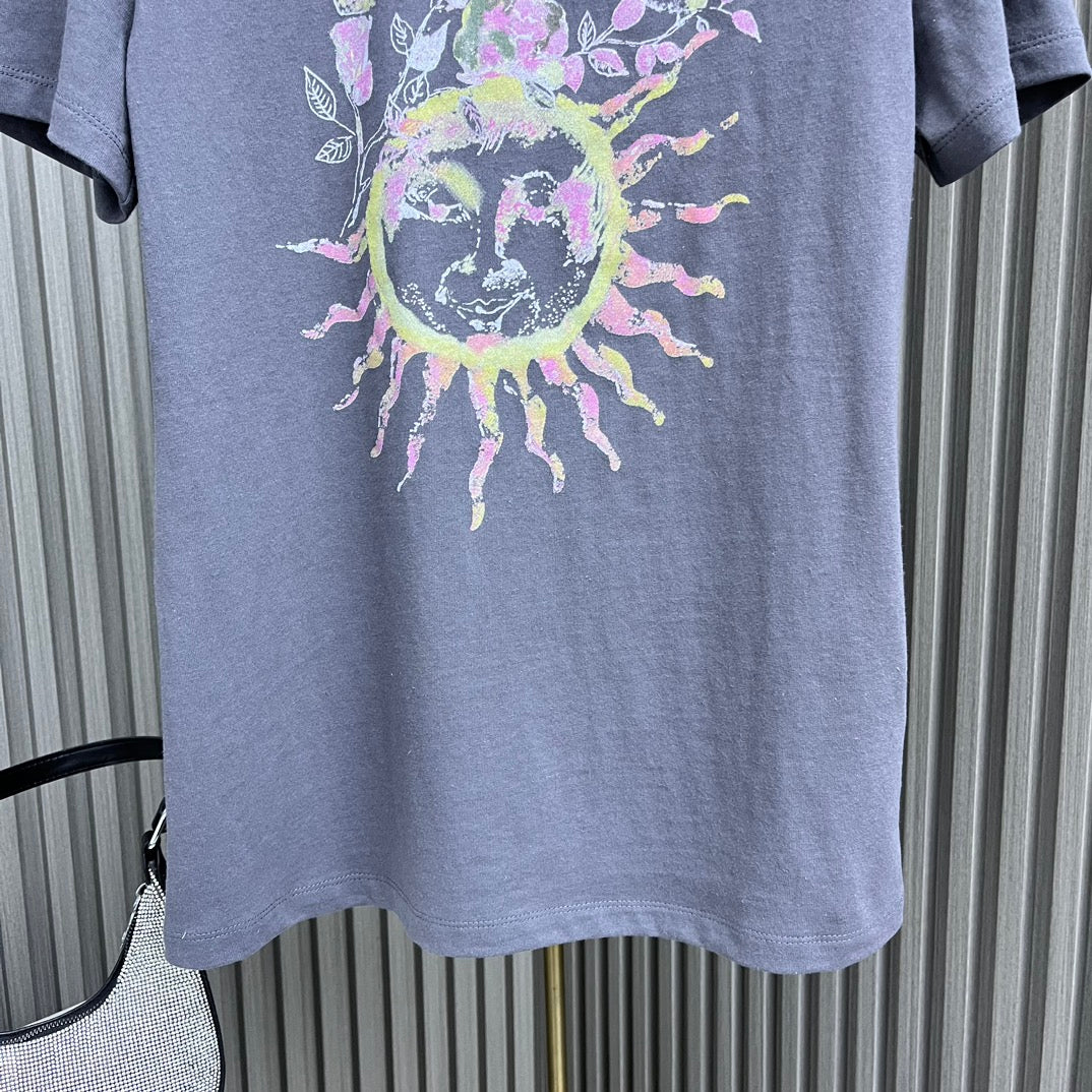 迪D家-2403 24新品上架圓領太陽印花TEE 藍色