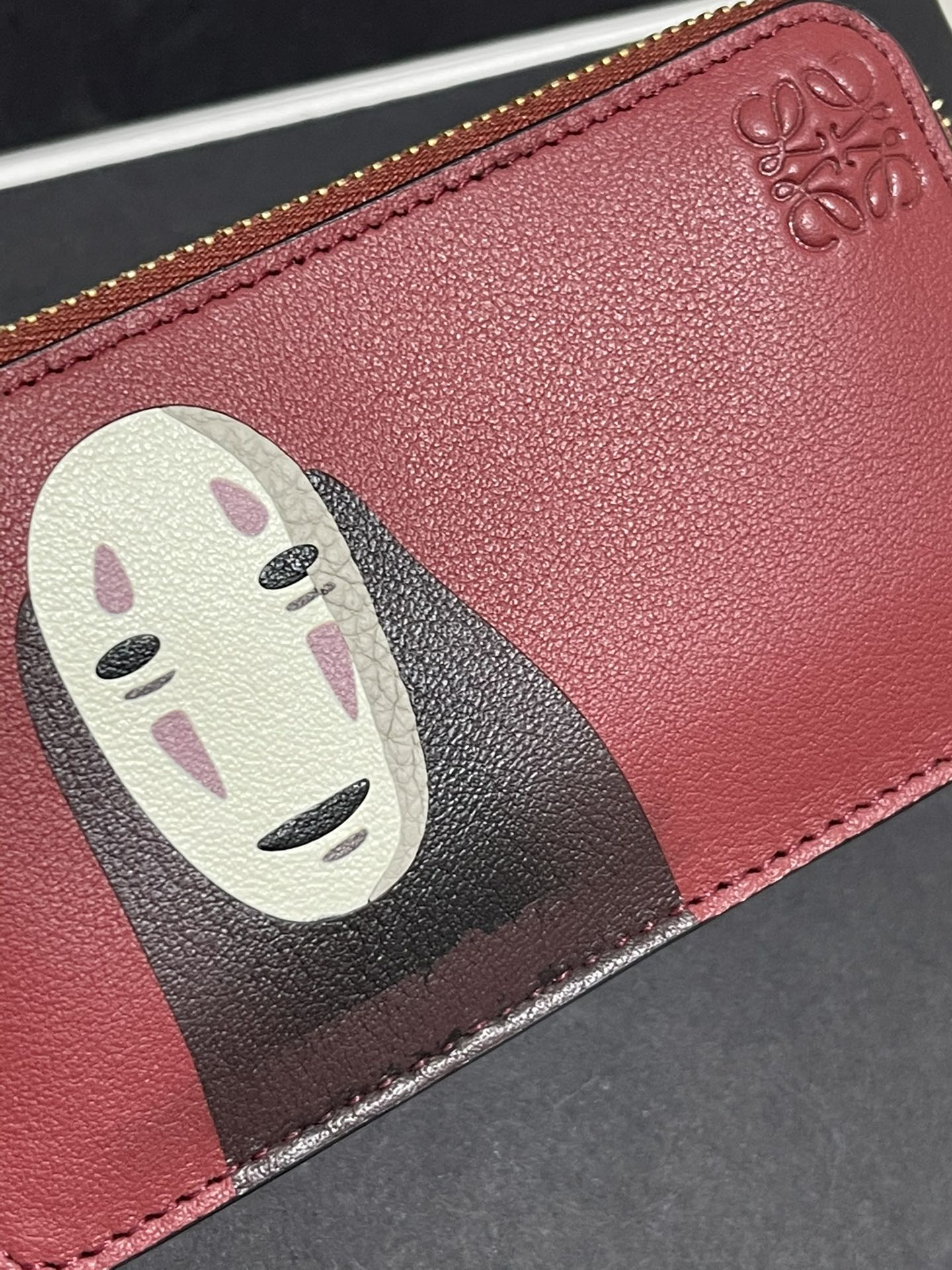 羅L威-千尋系列限量款 拉鍊小卡包 無臉男