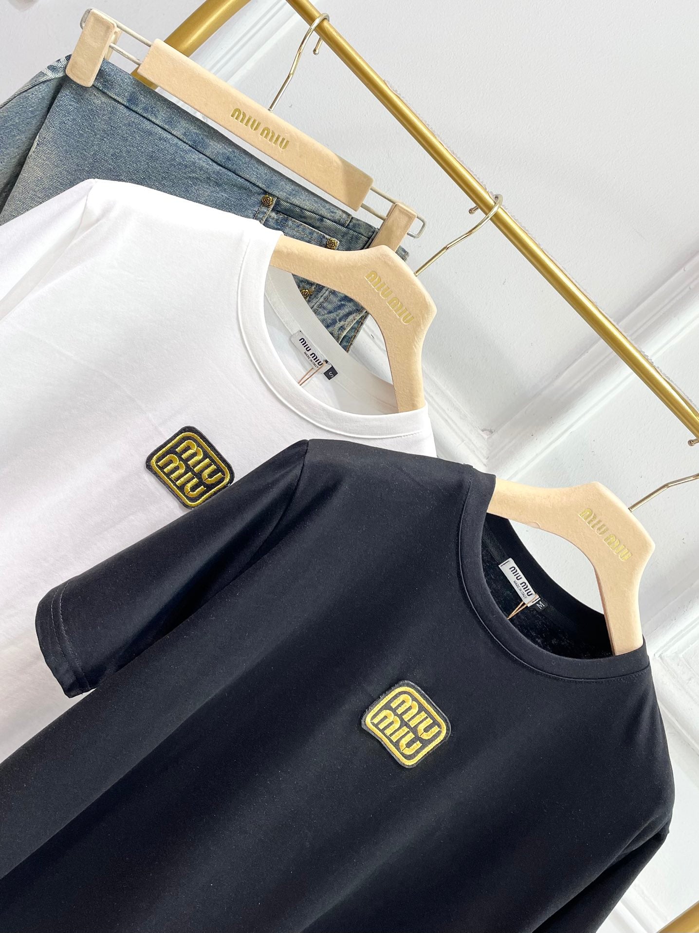 穆M家-2404 刺繡字母貼布短袖Tee 黑色