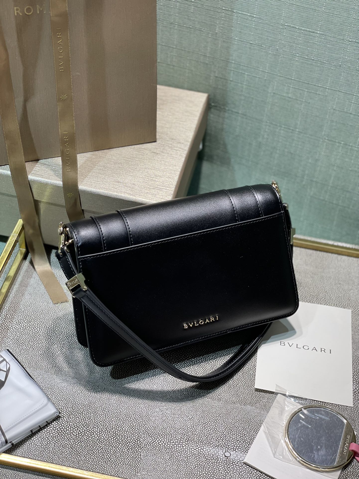 寶B格-Serpenti Forever East-West 小牛皮肩背包 黑色