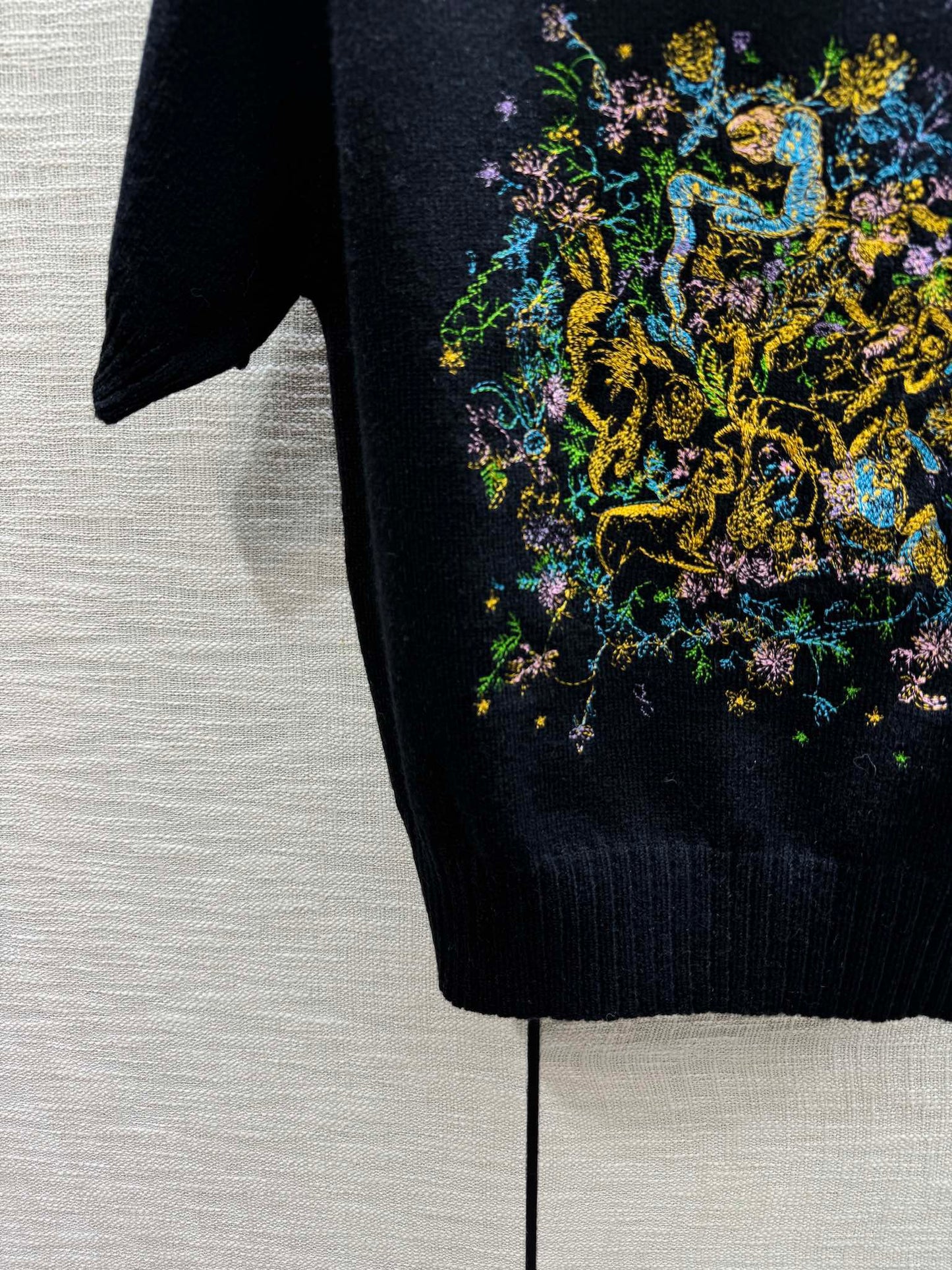 迪D家-2403 24早春最新系列重工刺繡針織短袖 黑色