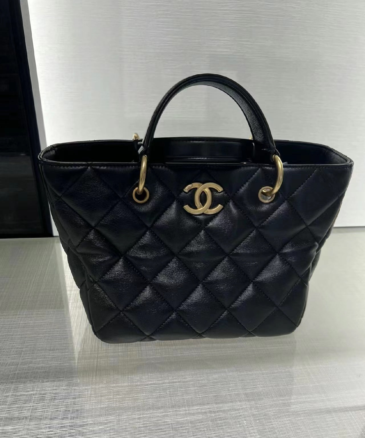 小香家-Chanel 23B 羊皮菜籃子tote斜背包/手提包 黑色
