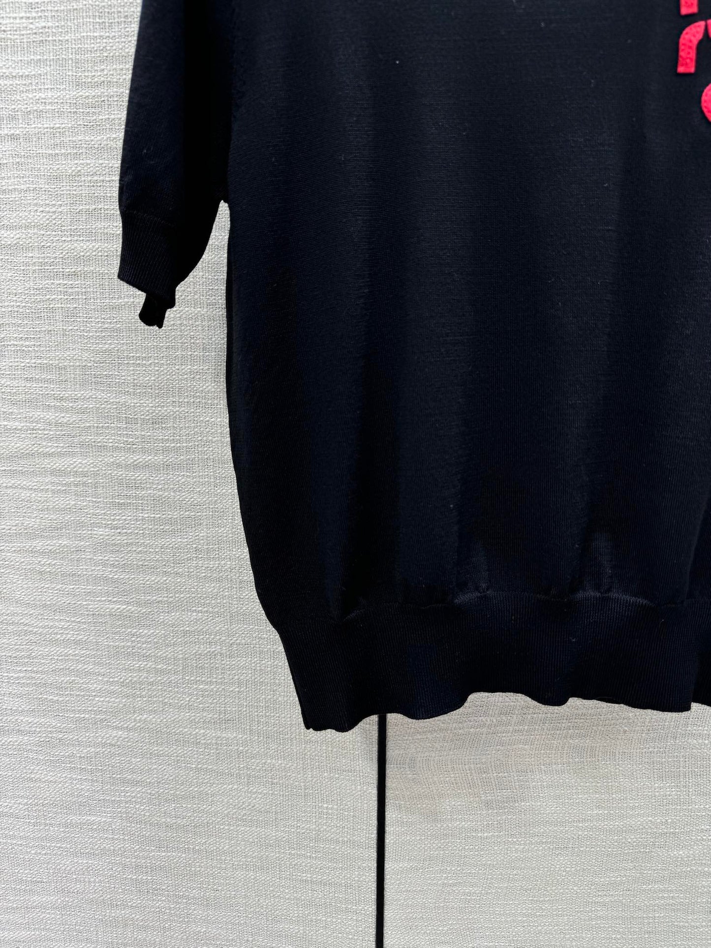 穆M家-2404 愛心刺繡logo針織短袖 黑色