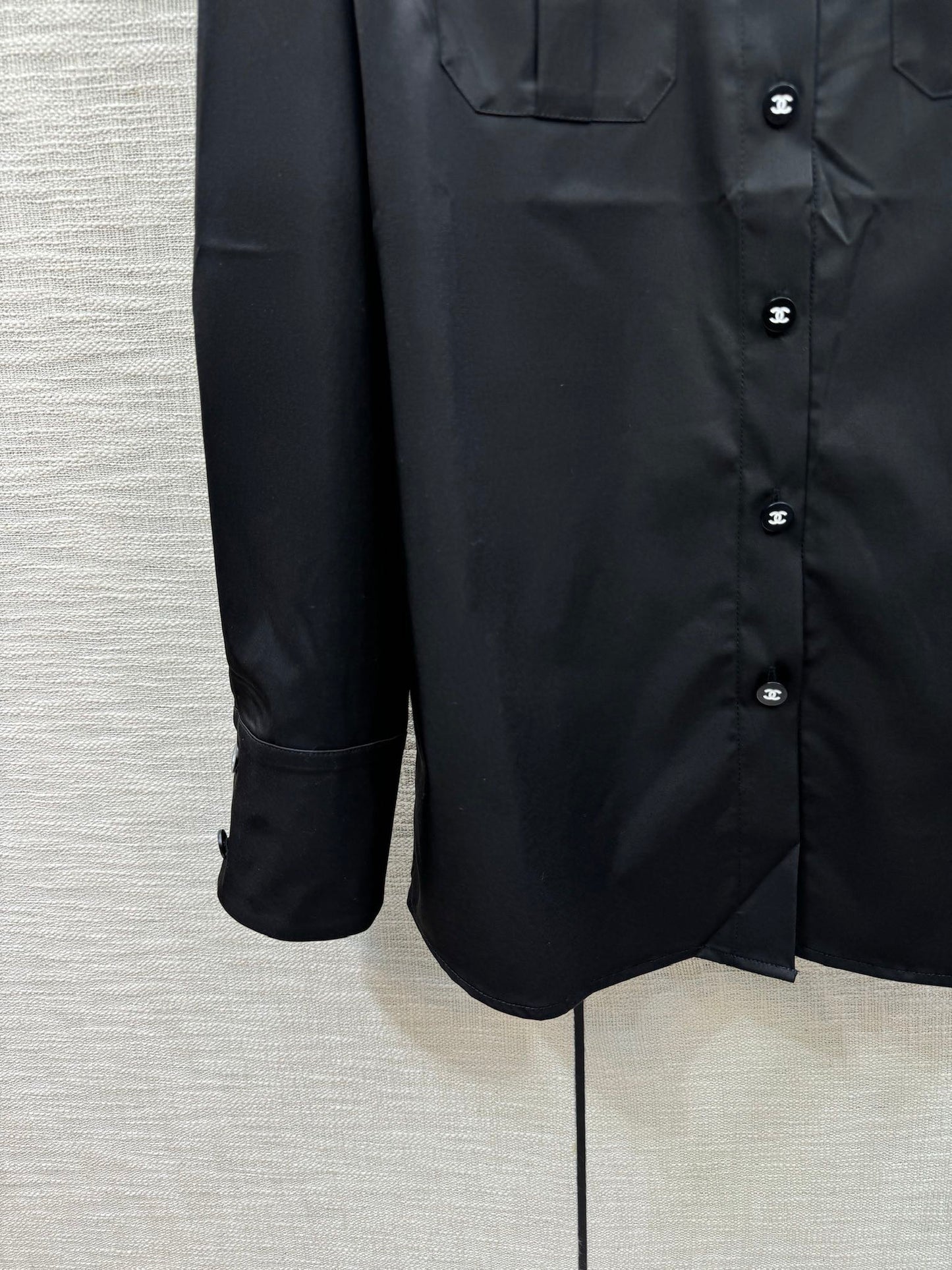 小香家-2403 翻領雙口袋刺繡字母logo襯衫 黑色