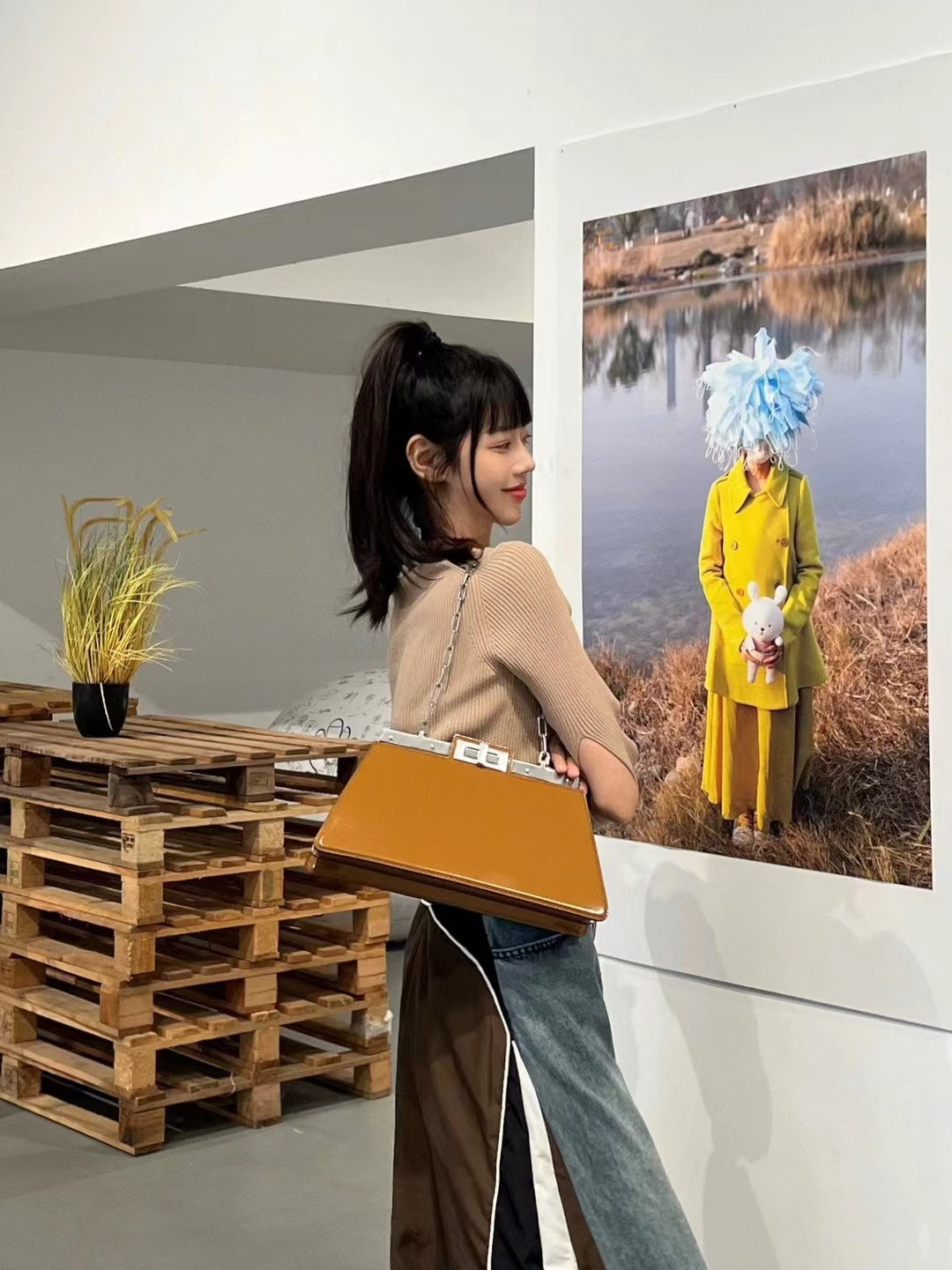 芬F家-2023秀款 Peekaboo Cut 中號 焦糖色 上身圖
