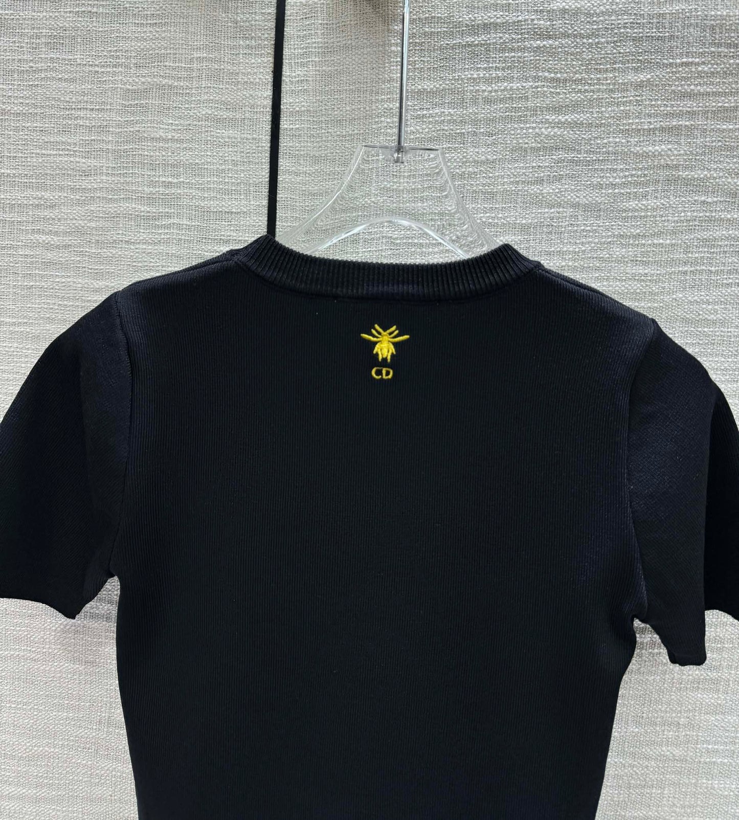 迪D家-2403 刺繡蝴蝶圓領針織短袖 黑色