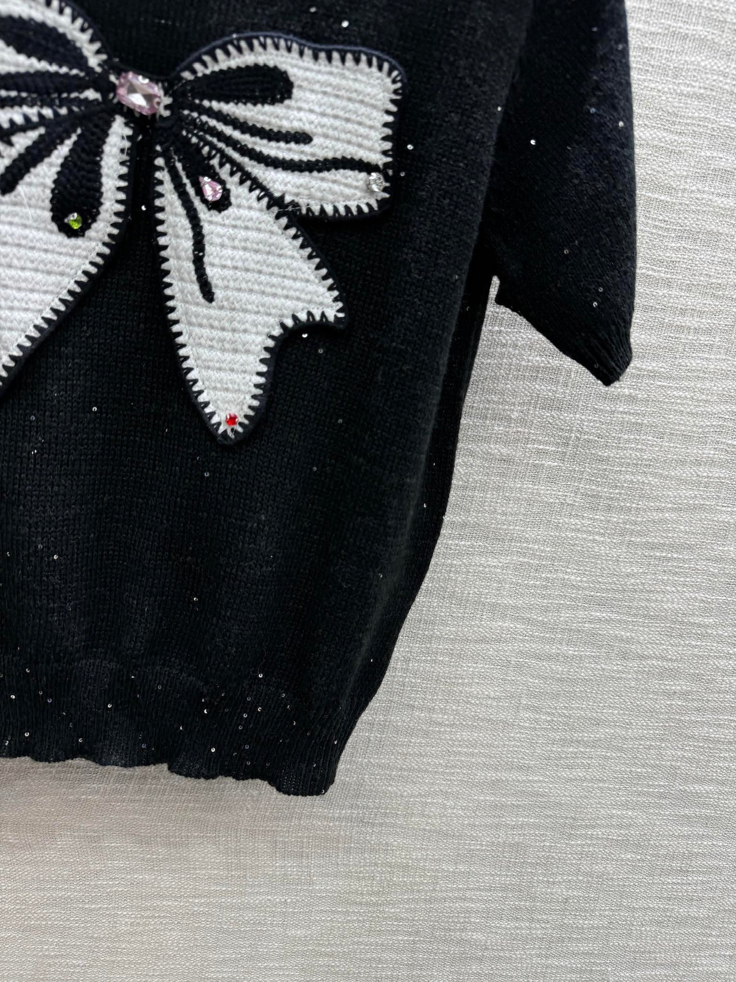 小香家-2403 刺繡蝴蝶結圖案針織短袖 黑色