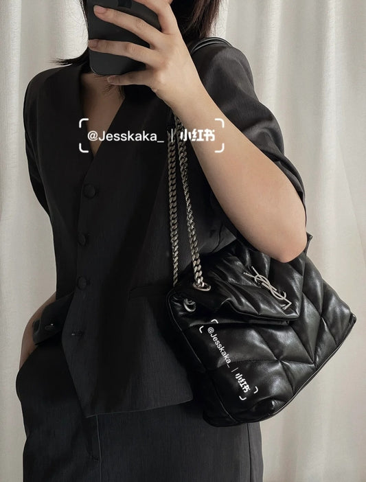 聖Y羅-Loulou Puffer 35cm 絎縫小羊皮雲朵包 黑色銀扣 上身圖