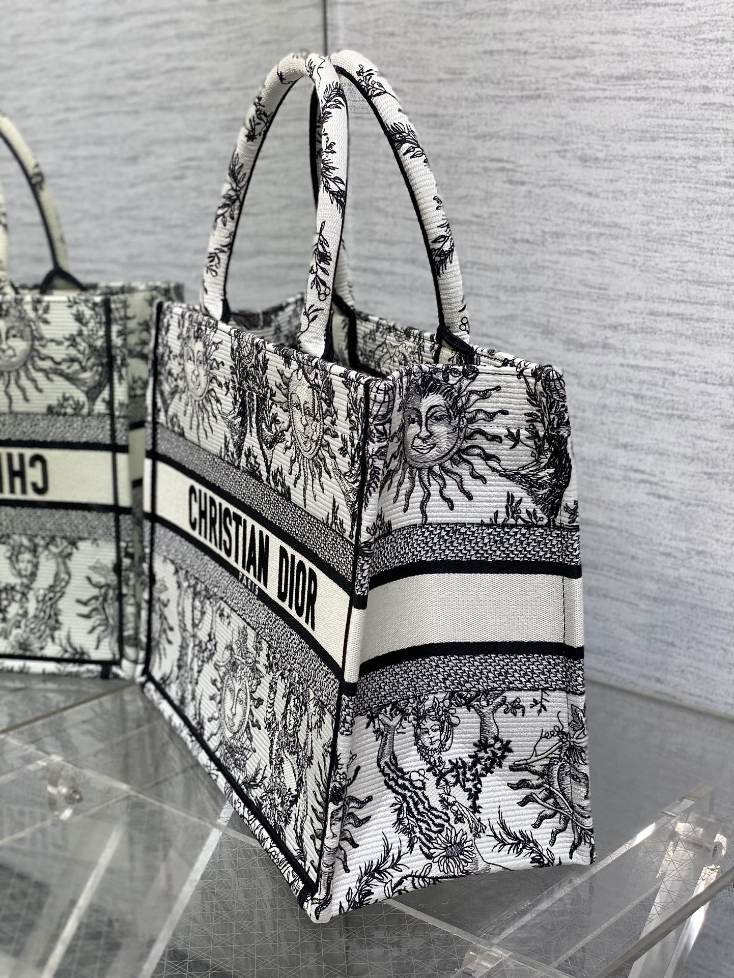 迪D家-2024春夏系列 Book Tote 太陽刺繡 黑白色 中號