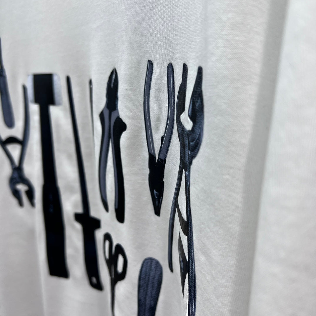 芬F家-2403 24SS春夏新款工具印花圓領短袖TEE 白色