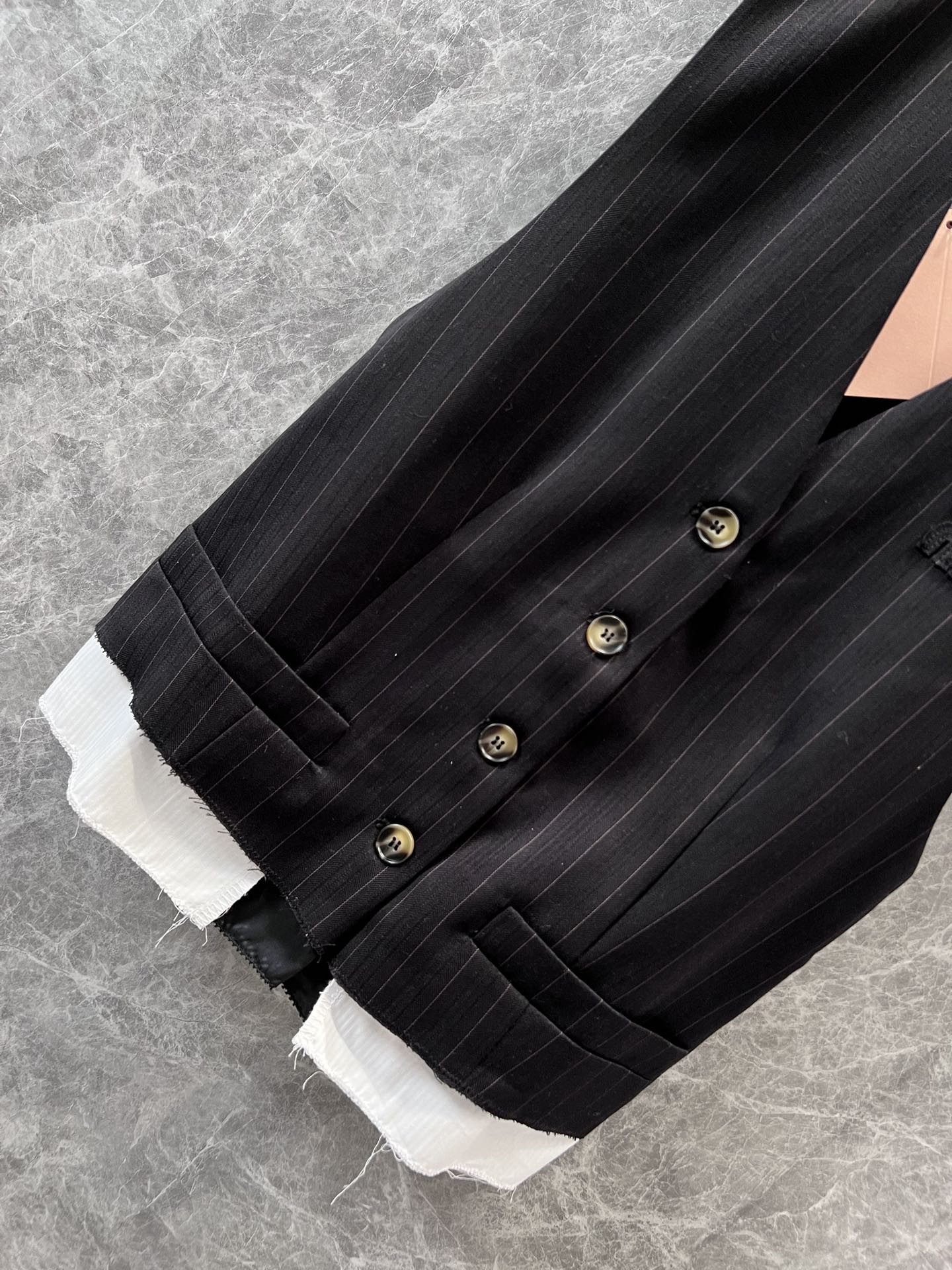 穆M家-2404 春夏新品 豎條紋西裝小馬甲半裙 黑色