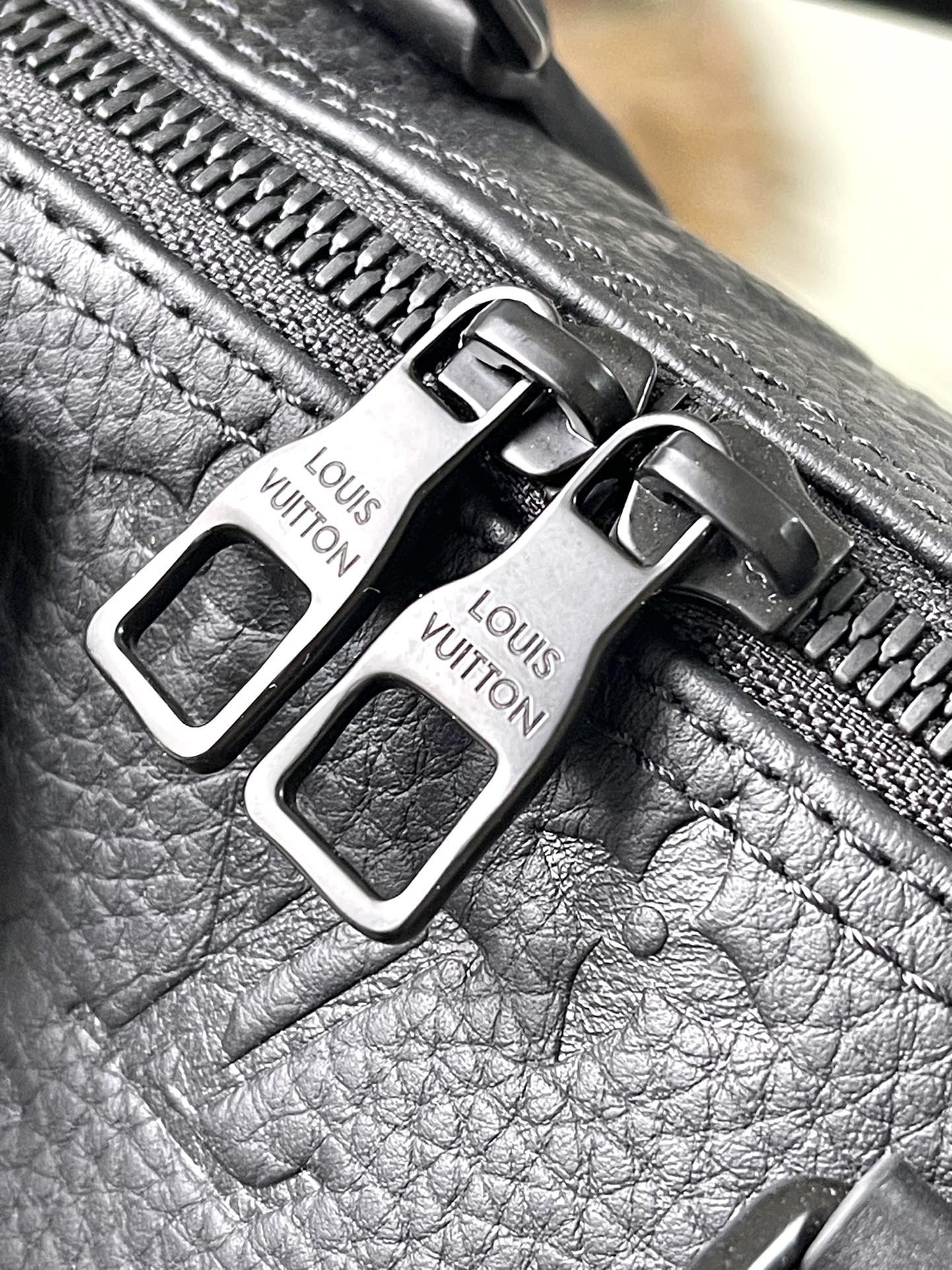 M22765 路L家-Keepall Bandouliere 旅行袋 黑色壓花 男款