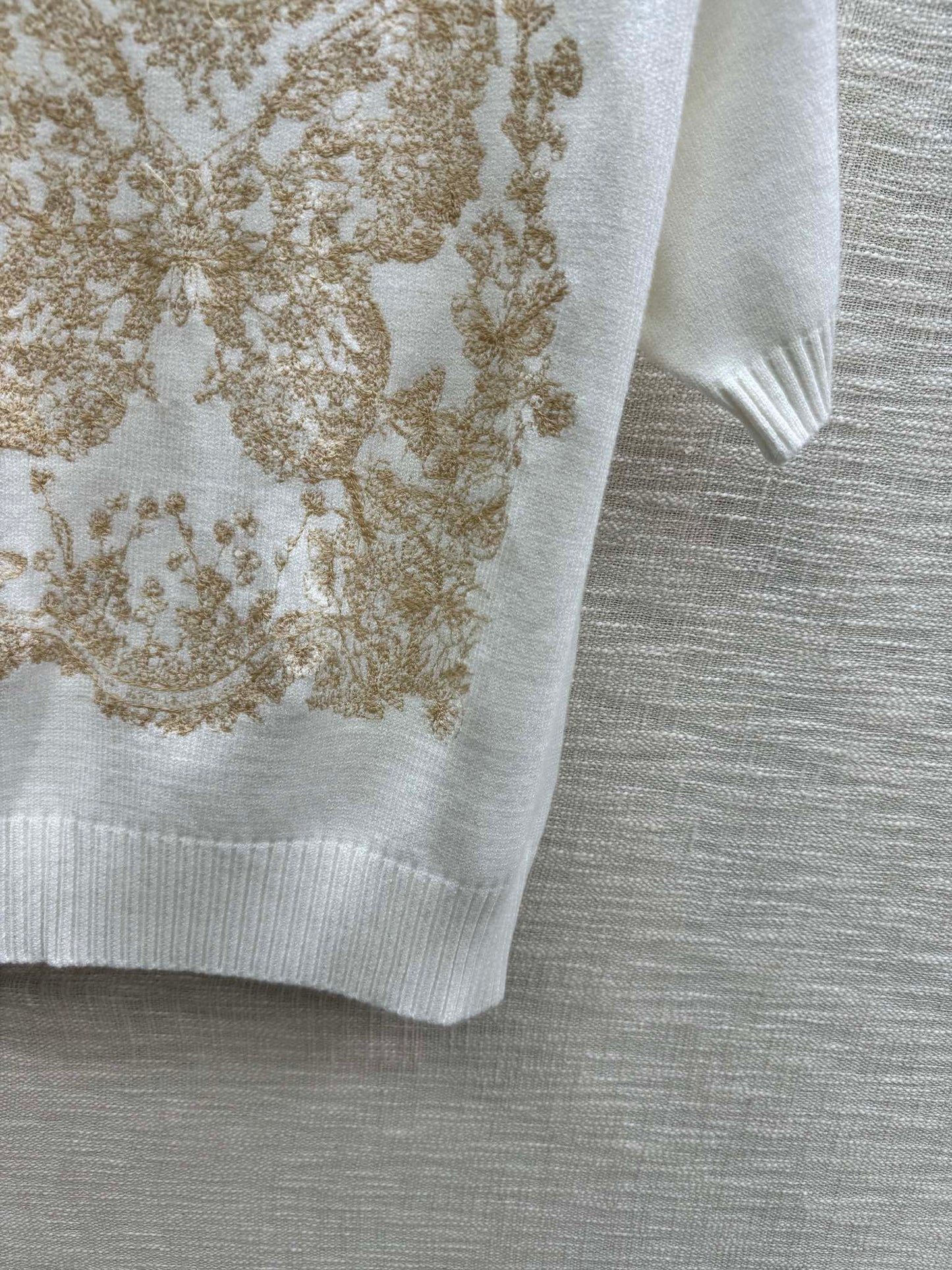迪D家-2403 花花蝴蝶系列刺繡針織短袖 白色