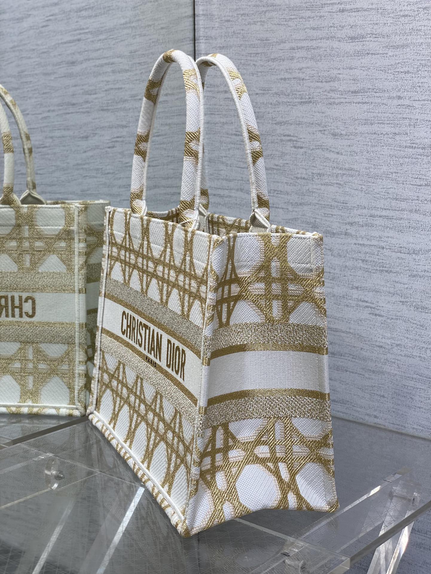迪D家-2024春夏系列 Book Tote  經典的菱形格 白金色 中號