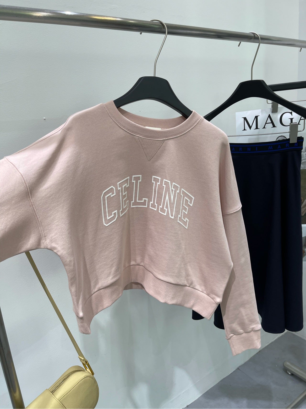 賽C家-2403 粉色植絨字母圓領大學TEE