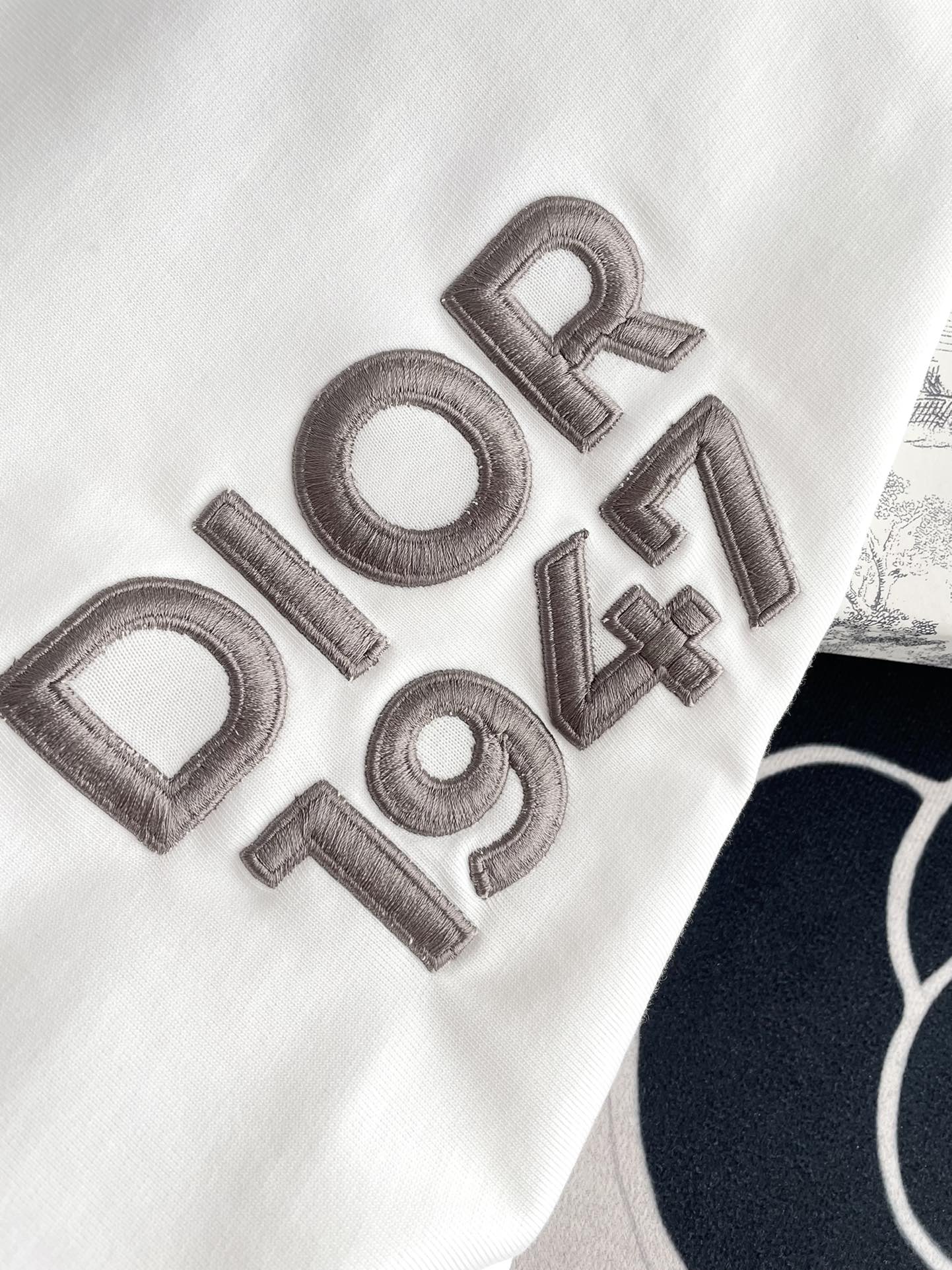 迪D家-2403 立體刺繡字母寬鬆短袖Tee