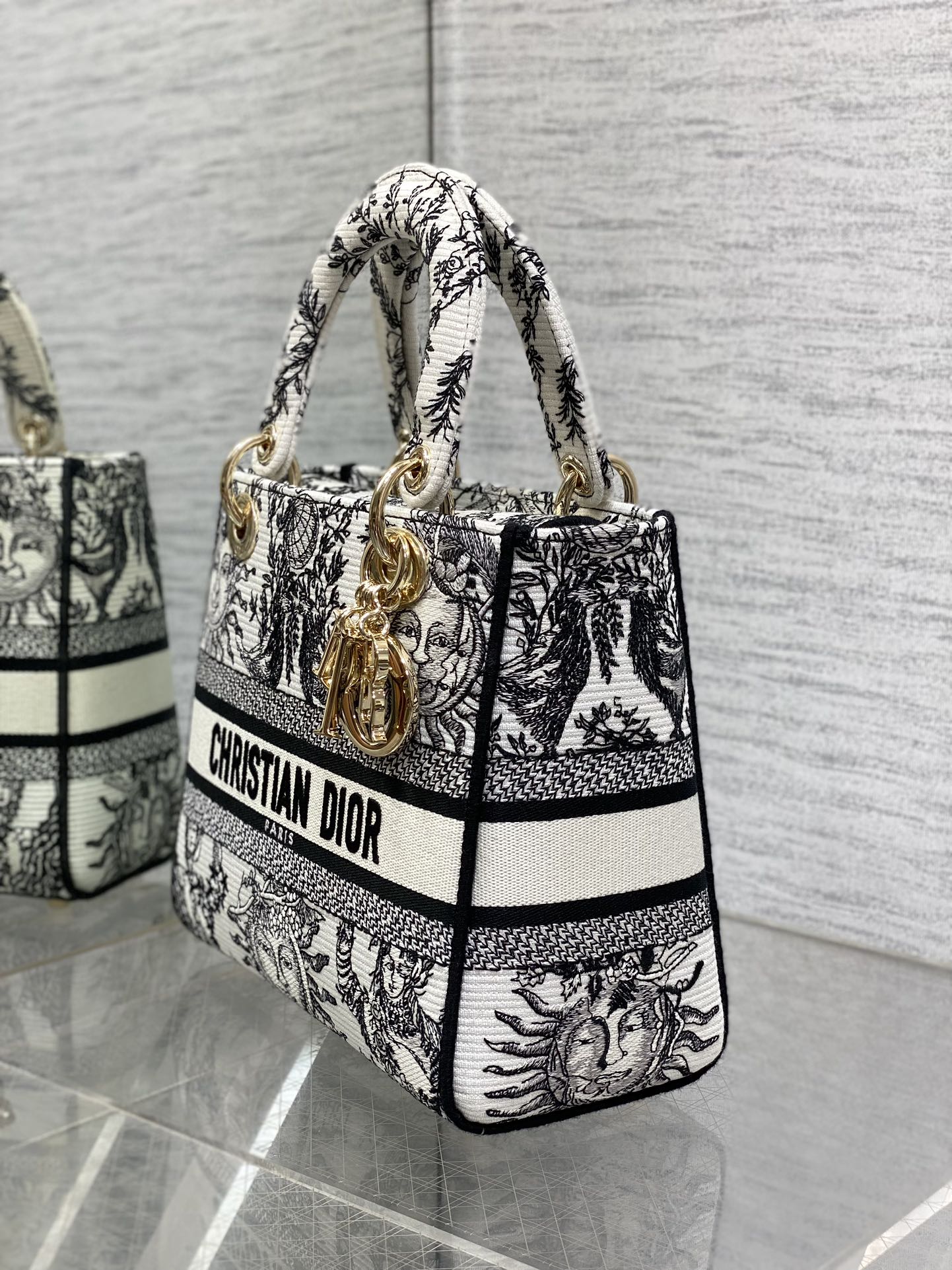 迪D家-2024春夏系列 Lady 刺繡四季太陽系列 黑白色 24CM