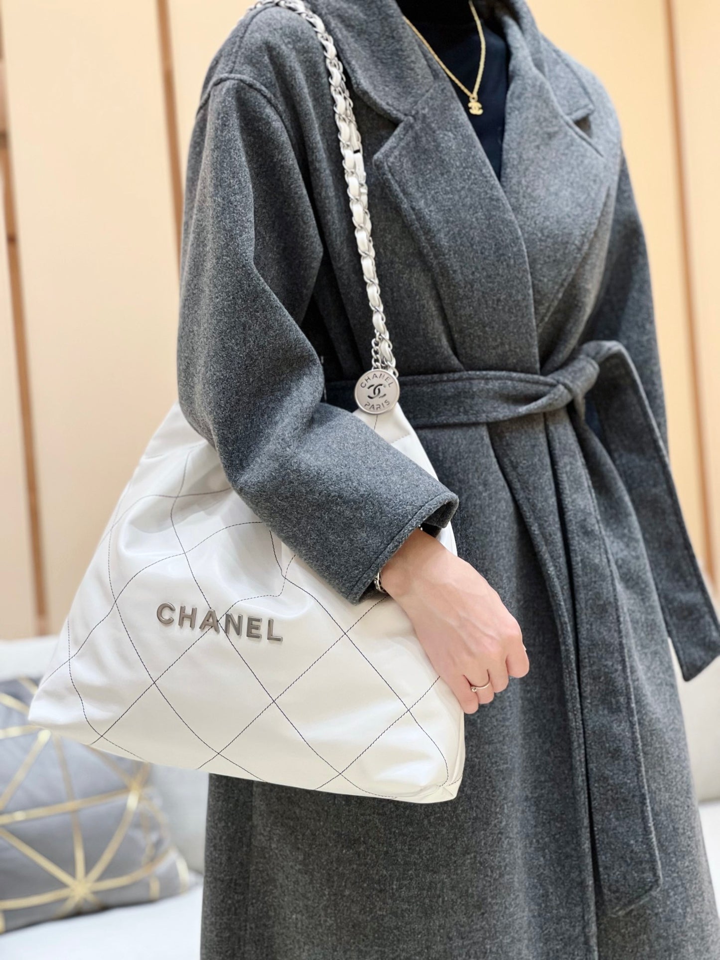 小香家-2023早春度假系列 22Bag 中號 白色配黑線 上身圖