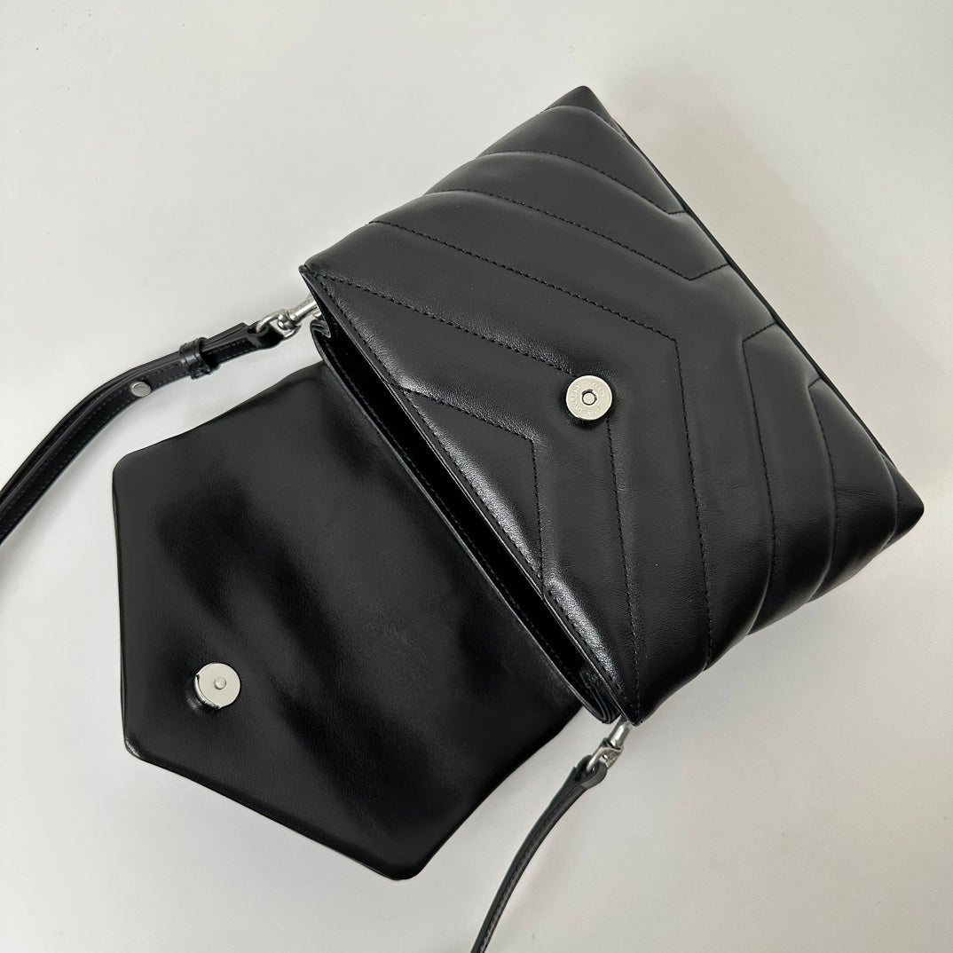 聖Y羅-Louou 20cm 絎縫小牛皮斜背包 黑色銀扣