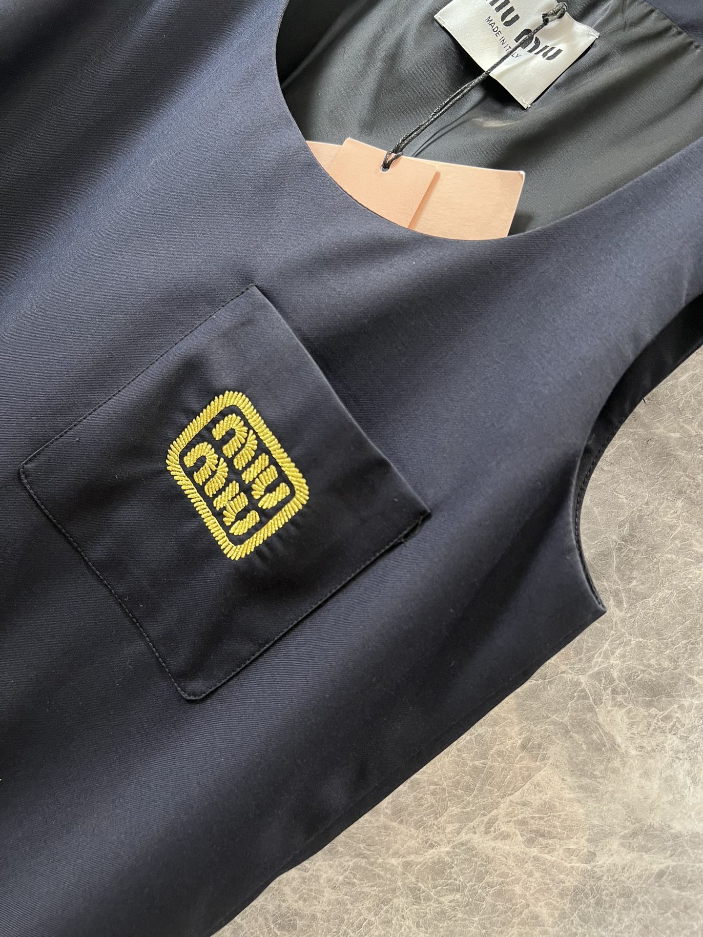 穆M家-2404 24早春新款深藍色字母logo背心連身裙