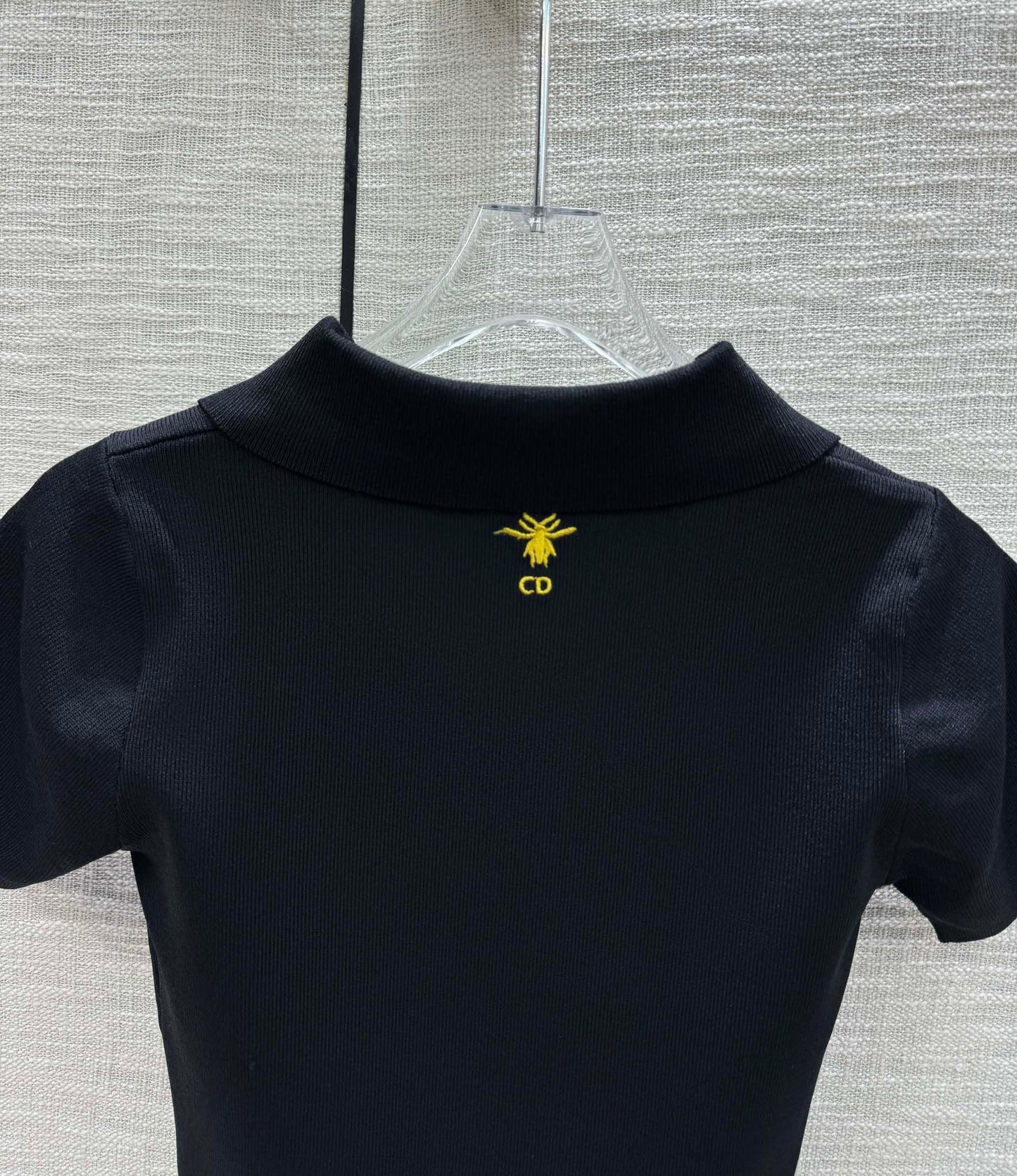 迪D家-2403 刺繡蝴蝶polo領針織短袖 黑色