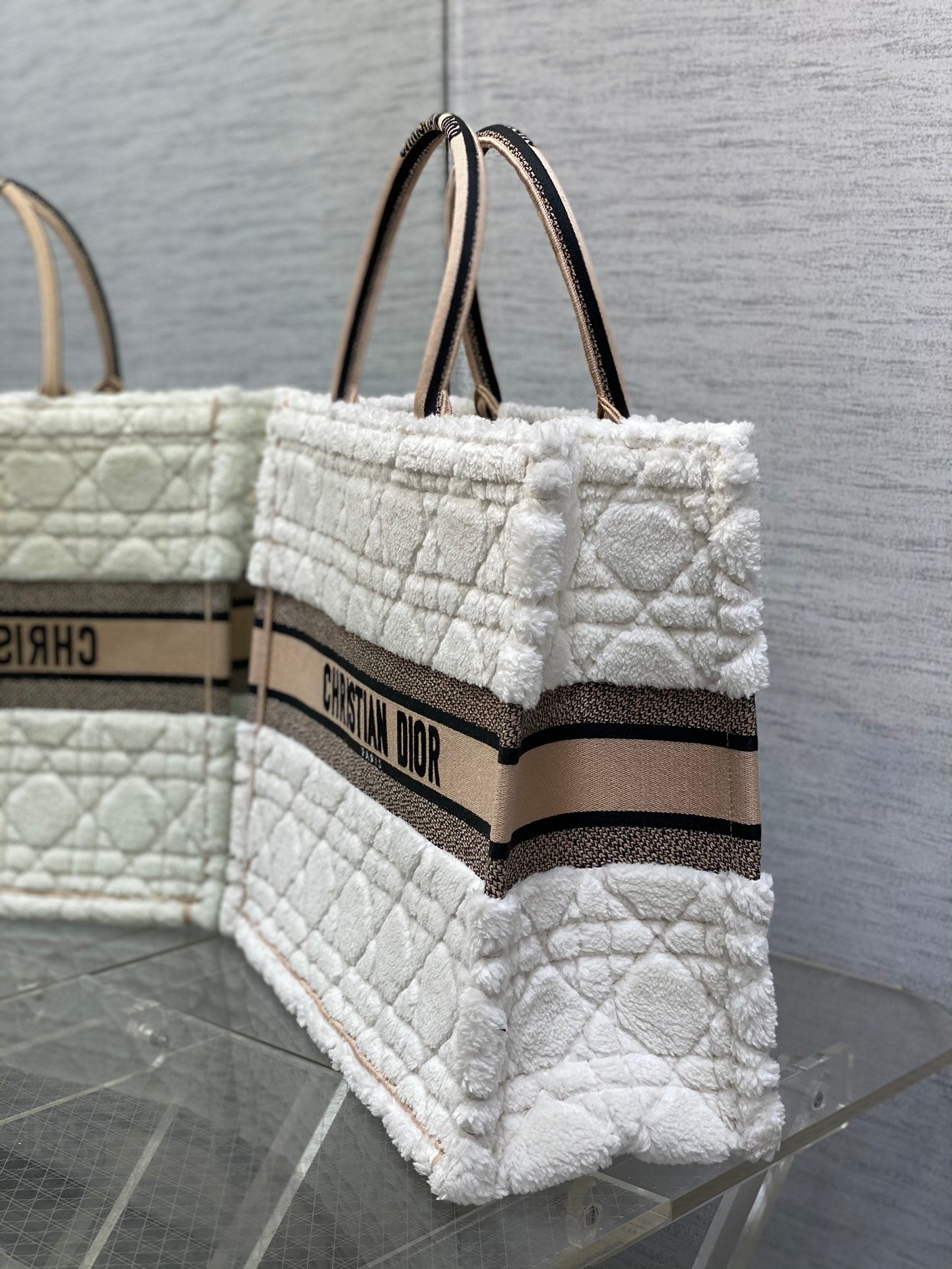 迪D家-Book Tote 2023秋冬毛毛系列 白杏色 大號