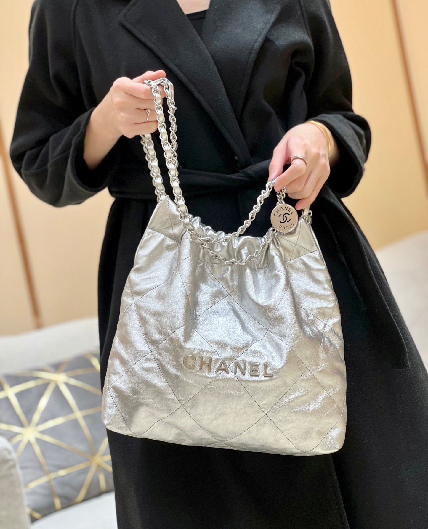 小香家-2023春夏新款 22BAG 小號 銀色 上身圖