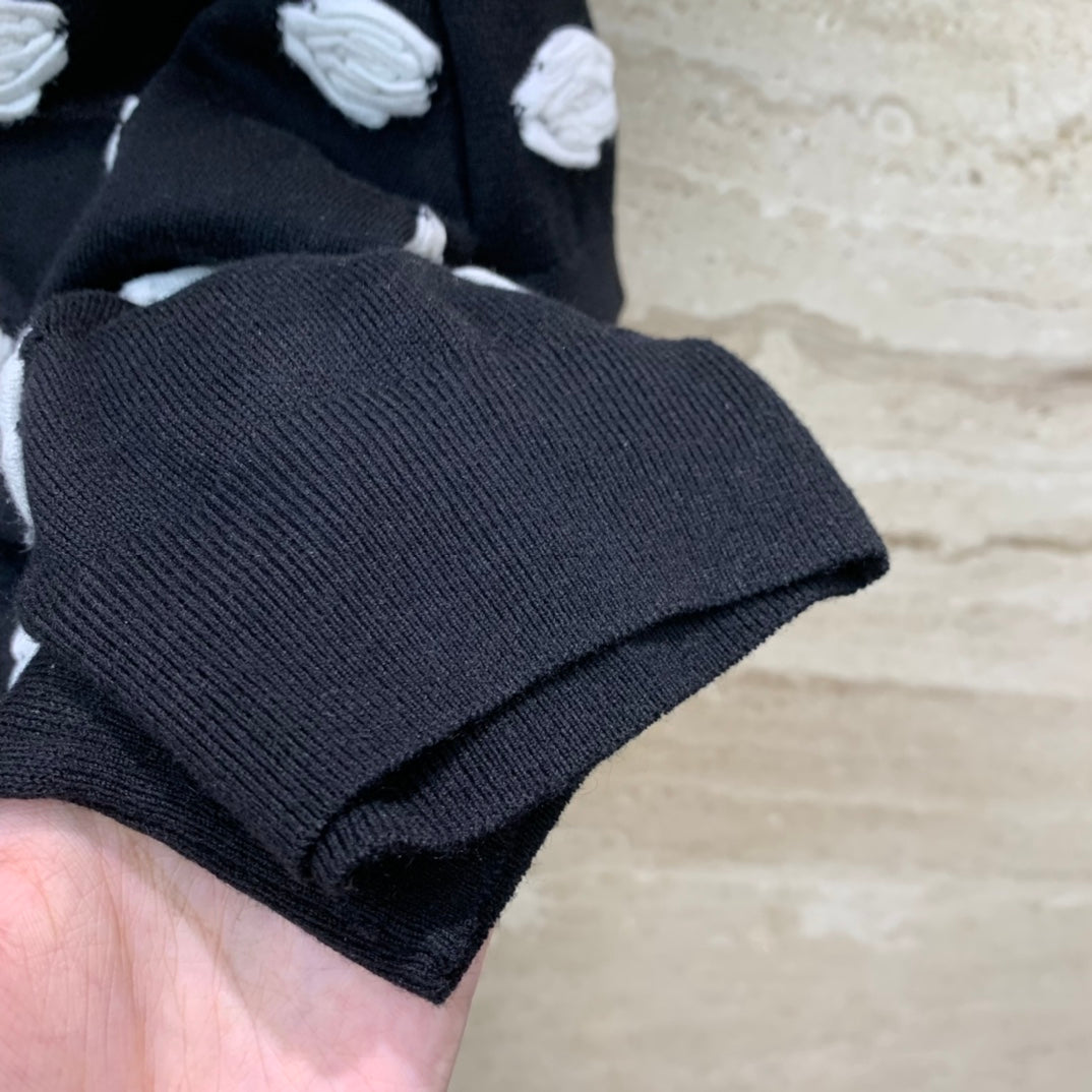 小香家-2403 立體山茶花刺繡露肩帶帶針織上衣