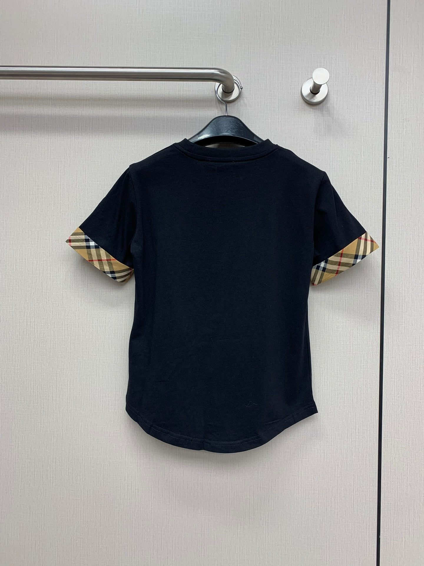 巴B家-2403 24早春新款經典格子繡馬TEE 黑色