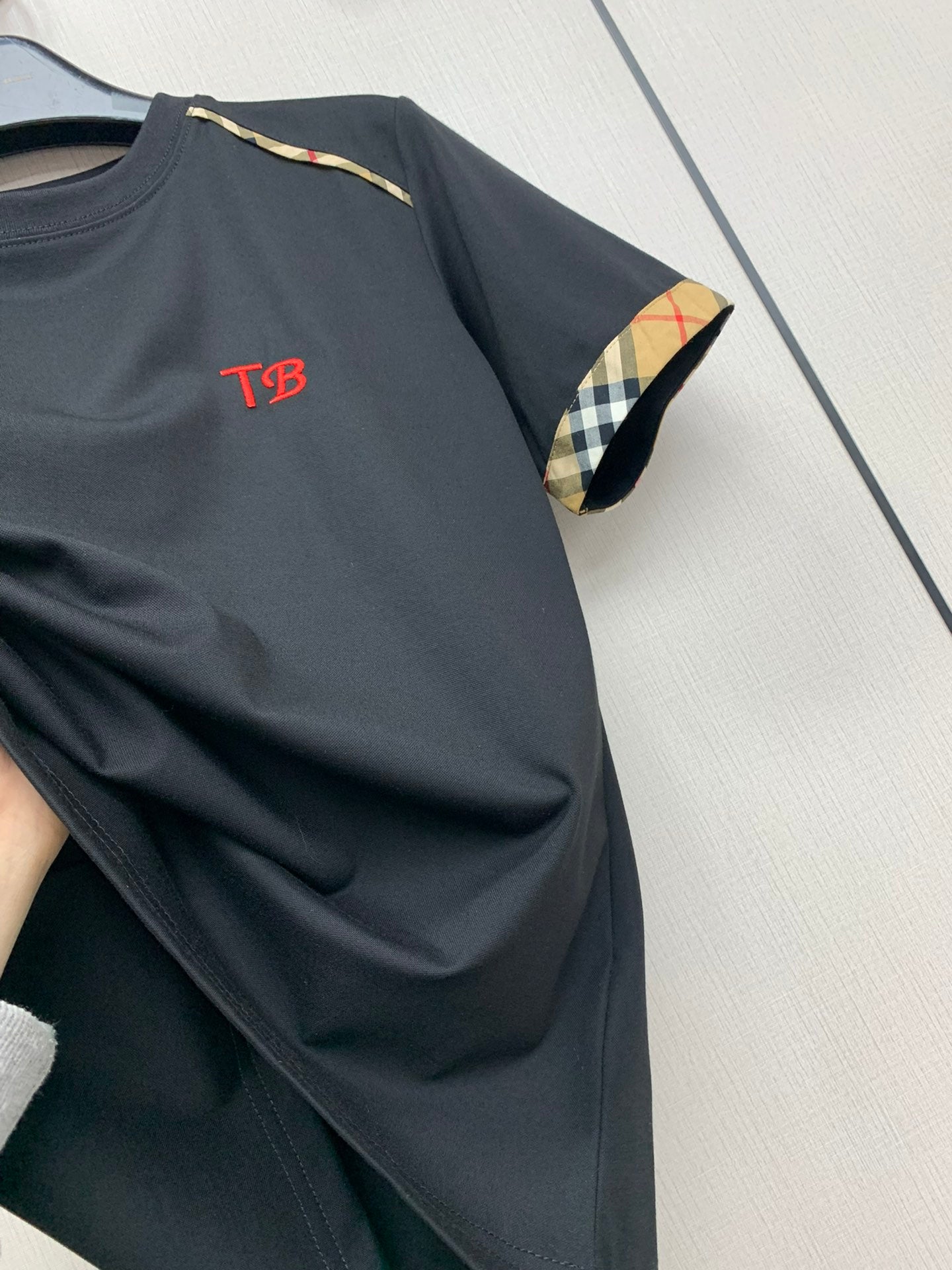 巴B家-2403 新款經典格紋拼繡字母TEE 黑色