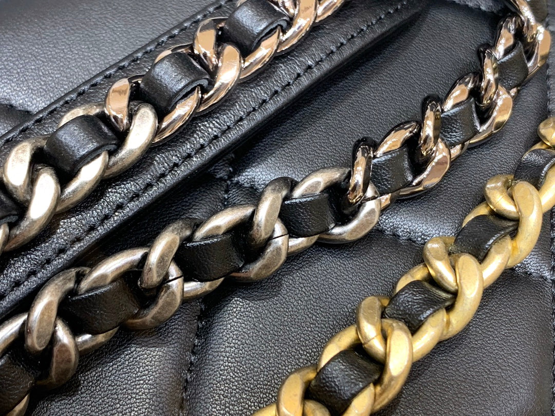 小香家-Chanel 19經典Logo菱格粒紋Woc手拿包/斜背包 黑色