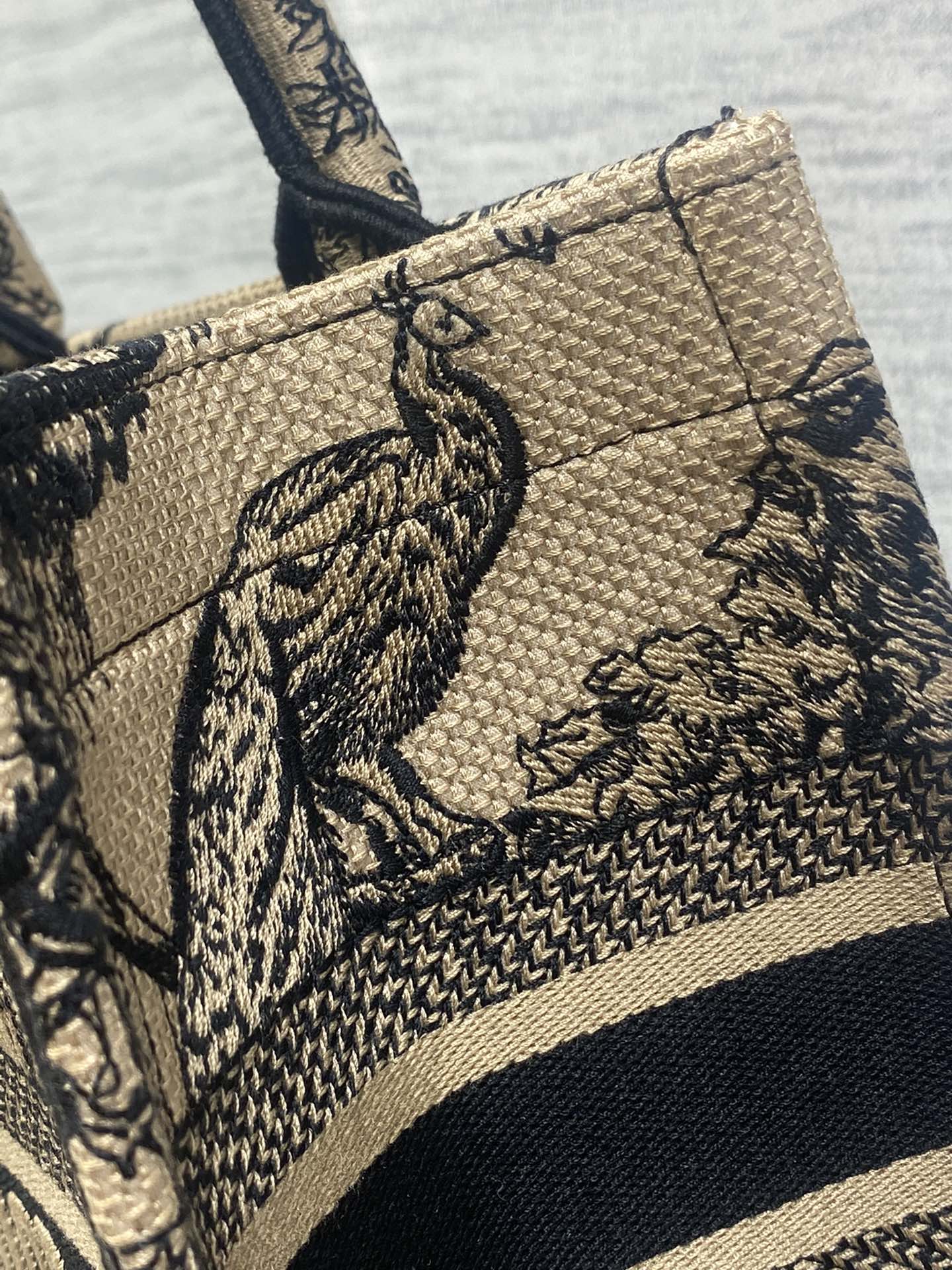 迪D家-Book Tote 2023春夏系列 老虎刺繡 杏色 小號