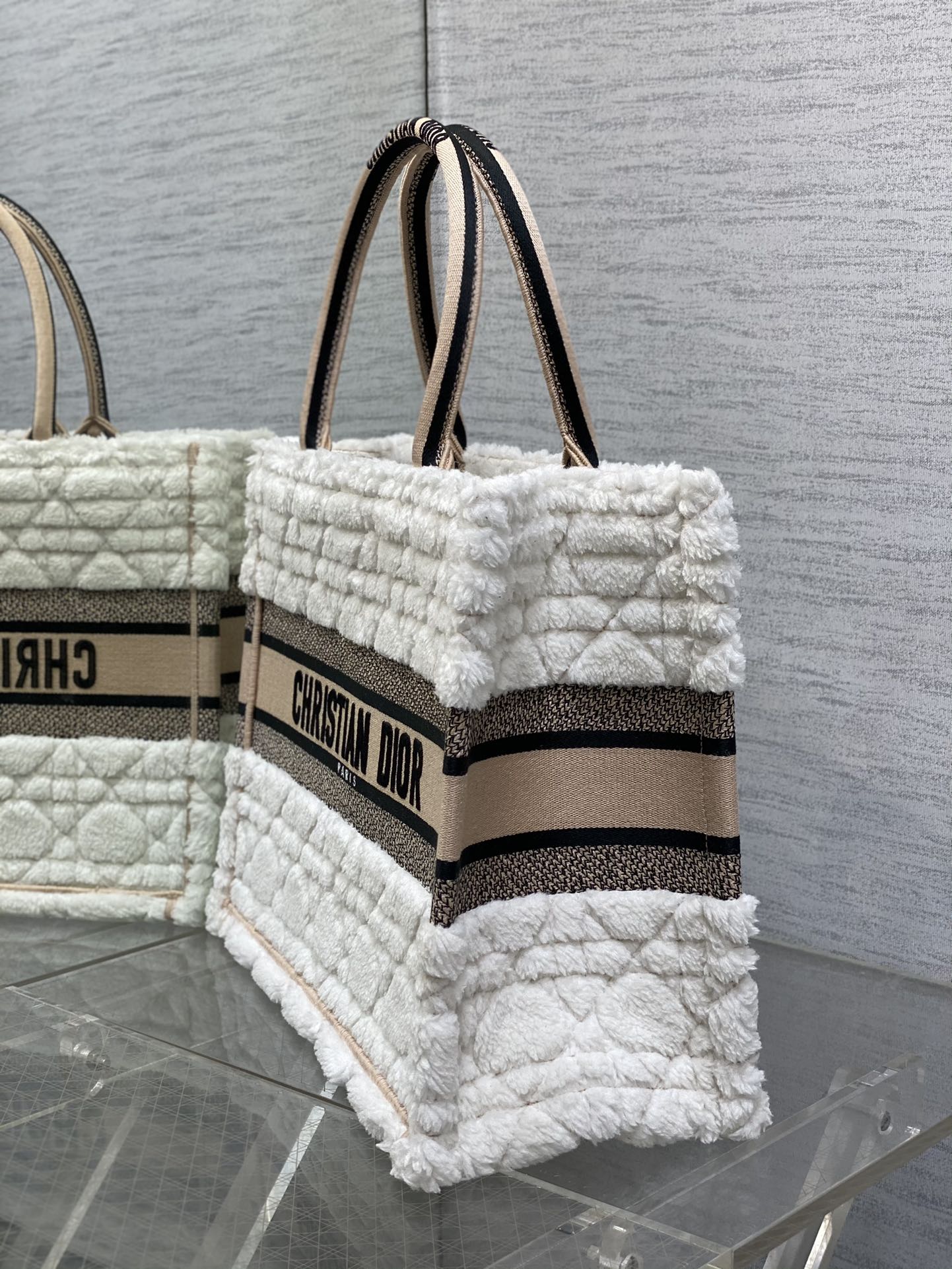 迪D家-Book Tote 2023秋冬毛毛系列 白杏色 中號