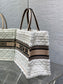 迪D家-Book Tote 2023秋冬毛毛系列 白杏色 中號
