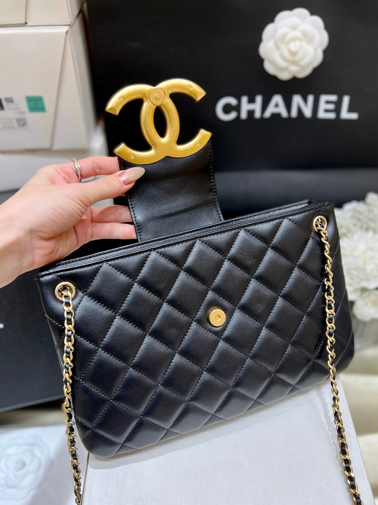 小香家-Chanel 24c 復古皮穿鏈菱格紋 經典元素腋下包 黑色