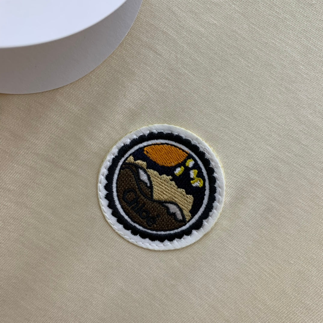 克羅C-2403 24春夏新款章仔刺繡圓領短袖TEE 杏色