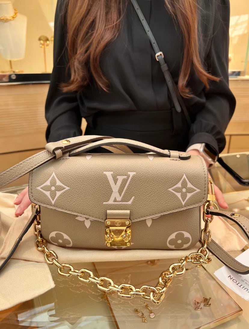 M46596 路L家-Pochette Métis East West 米色