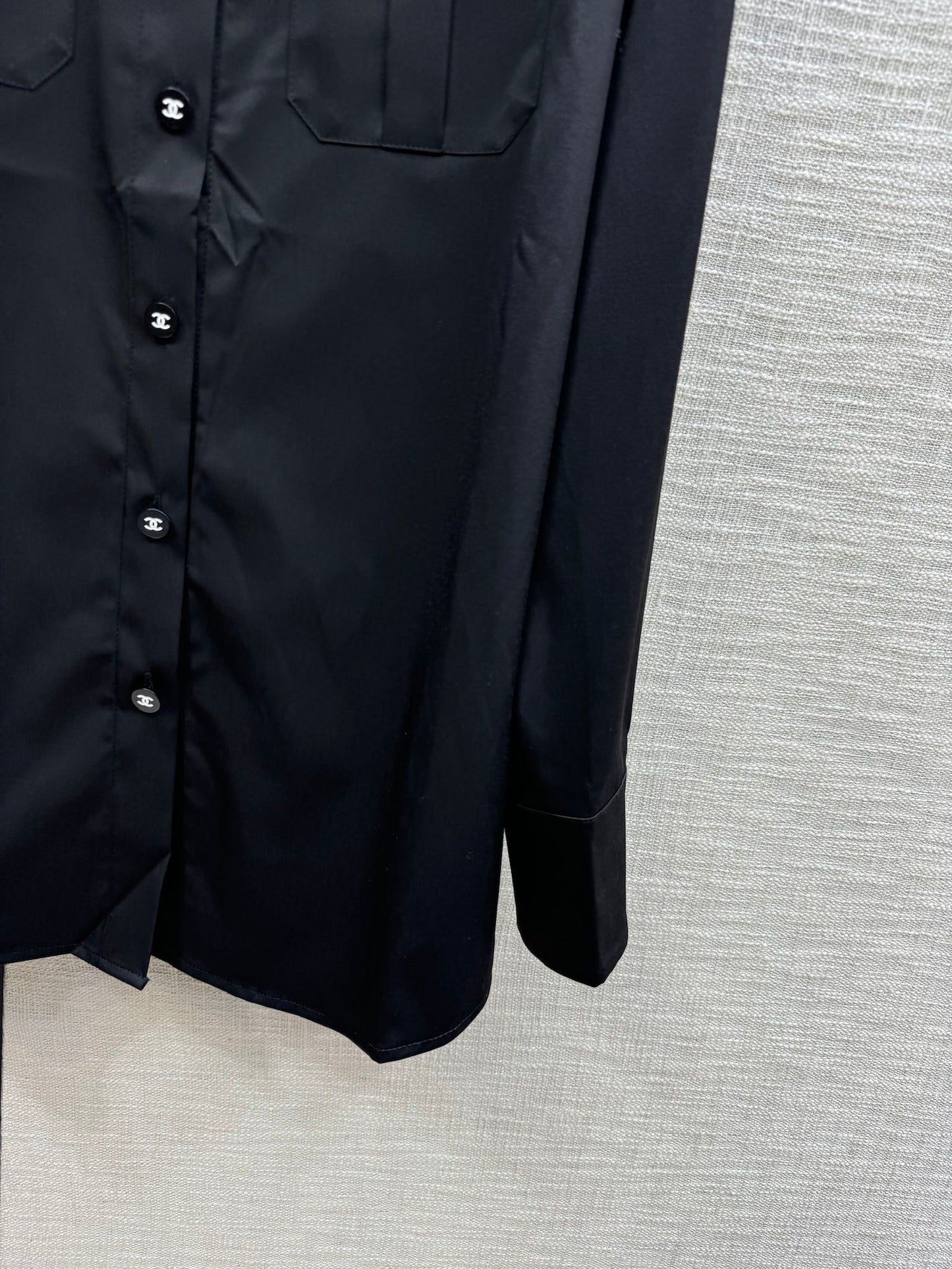 小香家-2403 翻領雙口袋刺繡字母logo襯衫 黑色
