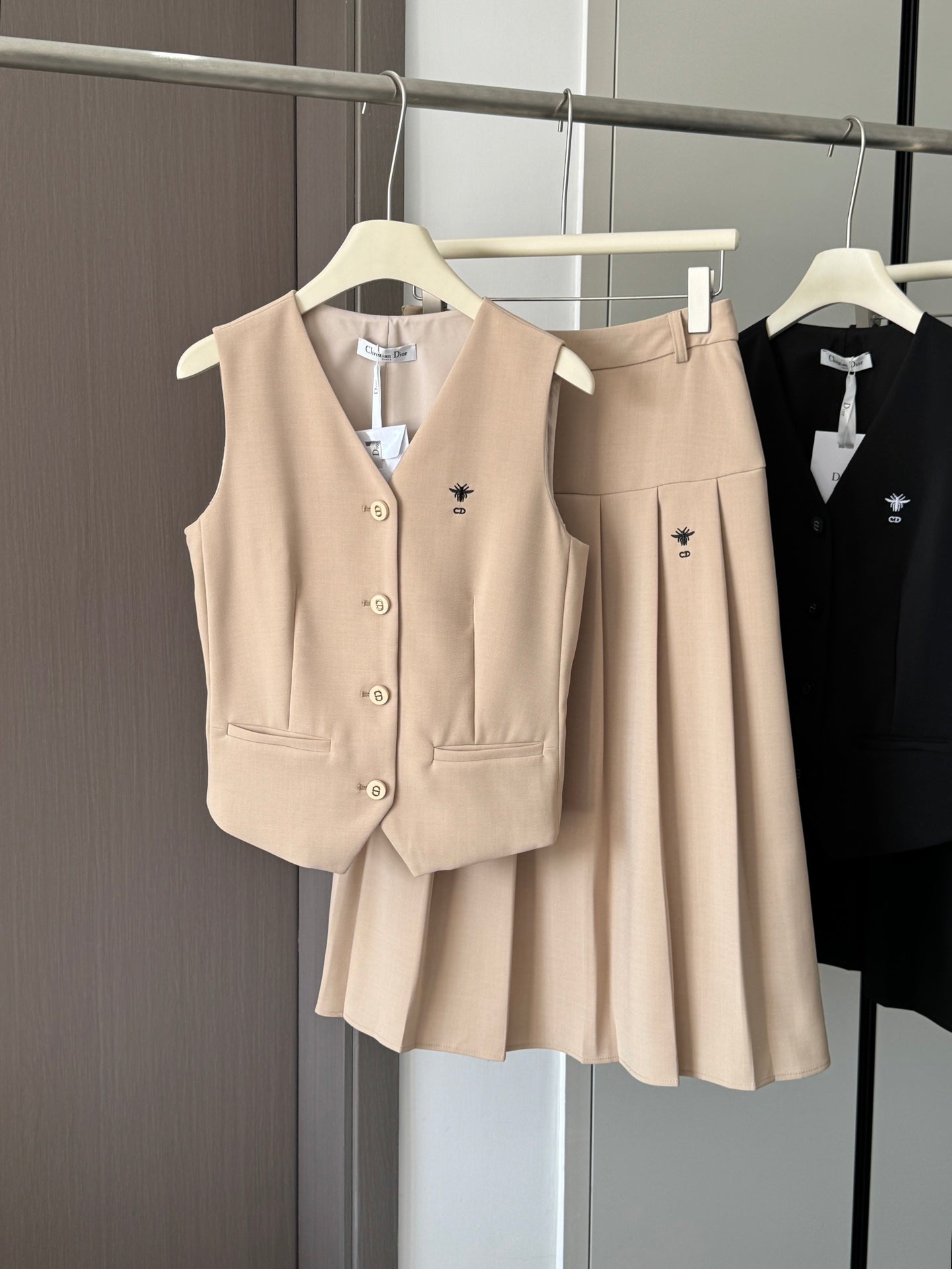 迪D家-2403 新品西裝馬甲百褶半裙套裝