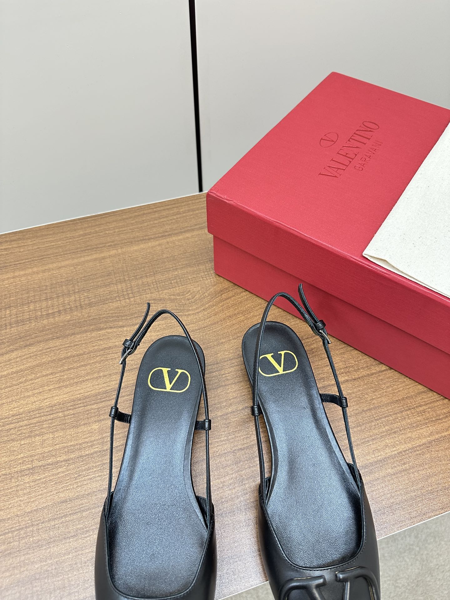 范倫V-2023春夏新款 大V扣平底涼鞋 羊皮黑色