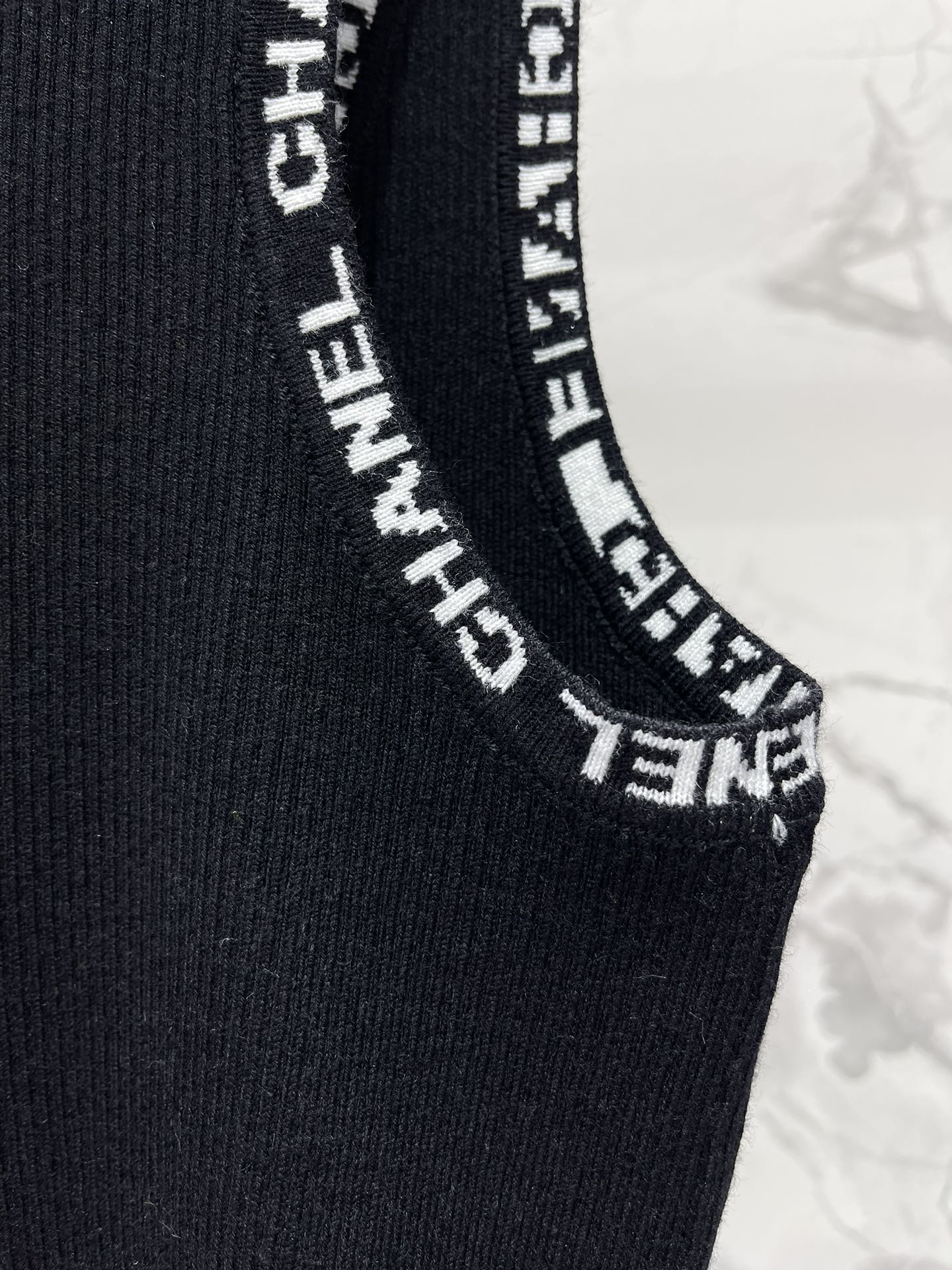 小香家-2403 24夏季新款金屬扣字母刺繡時髦休閒針織吊帶 黑色
