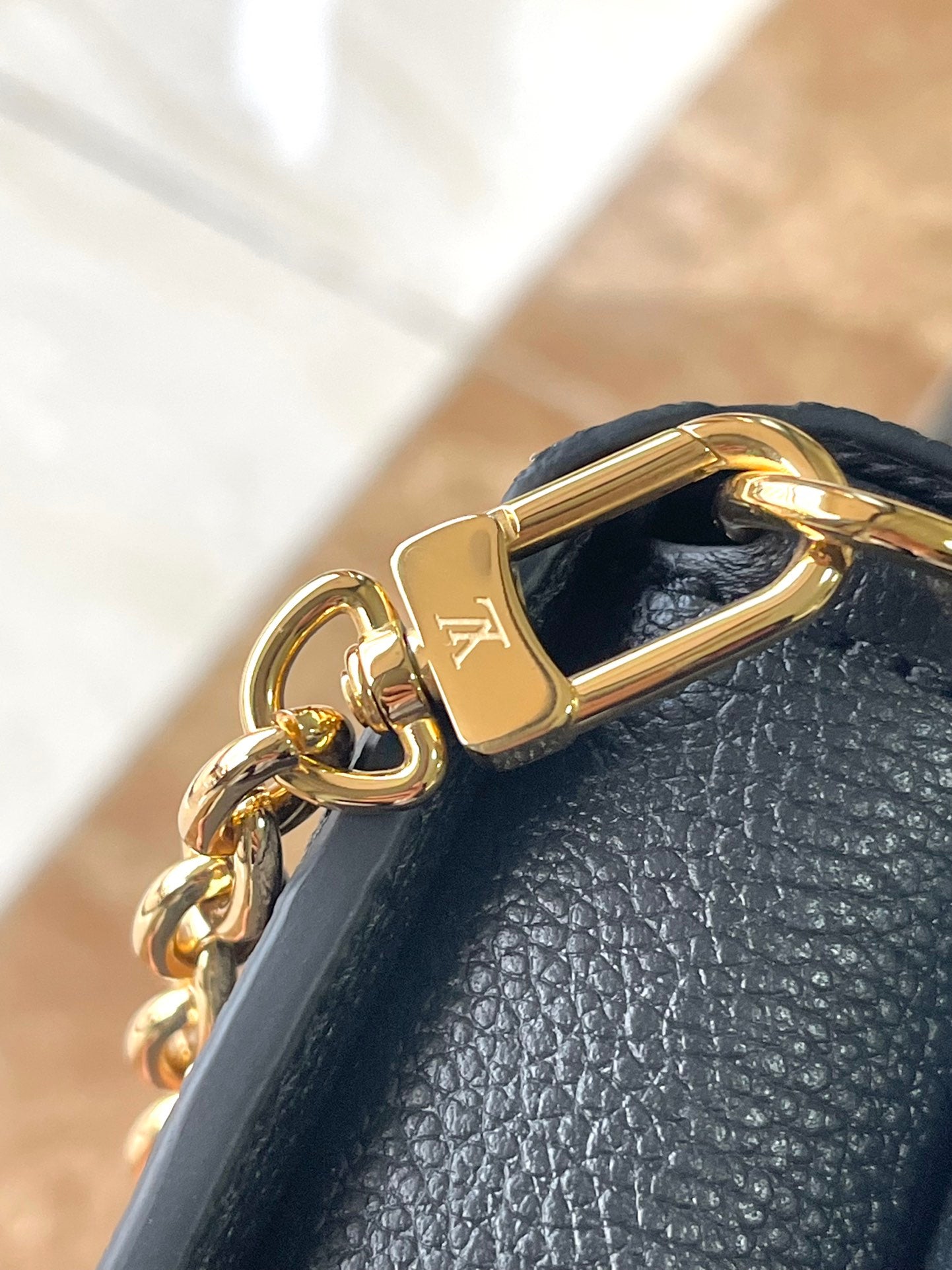 M82637 路L家-Wallet On Chain Metis 斜跨包 黑色全皮壓花